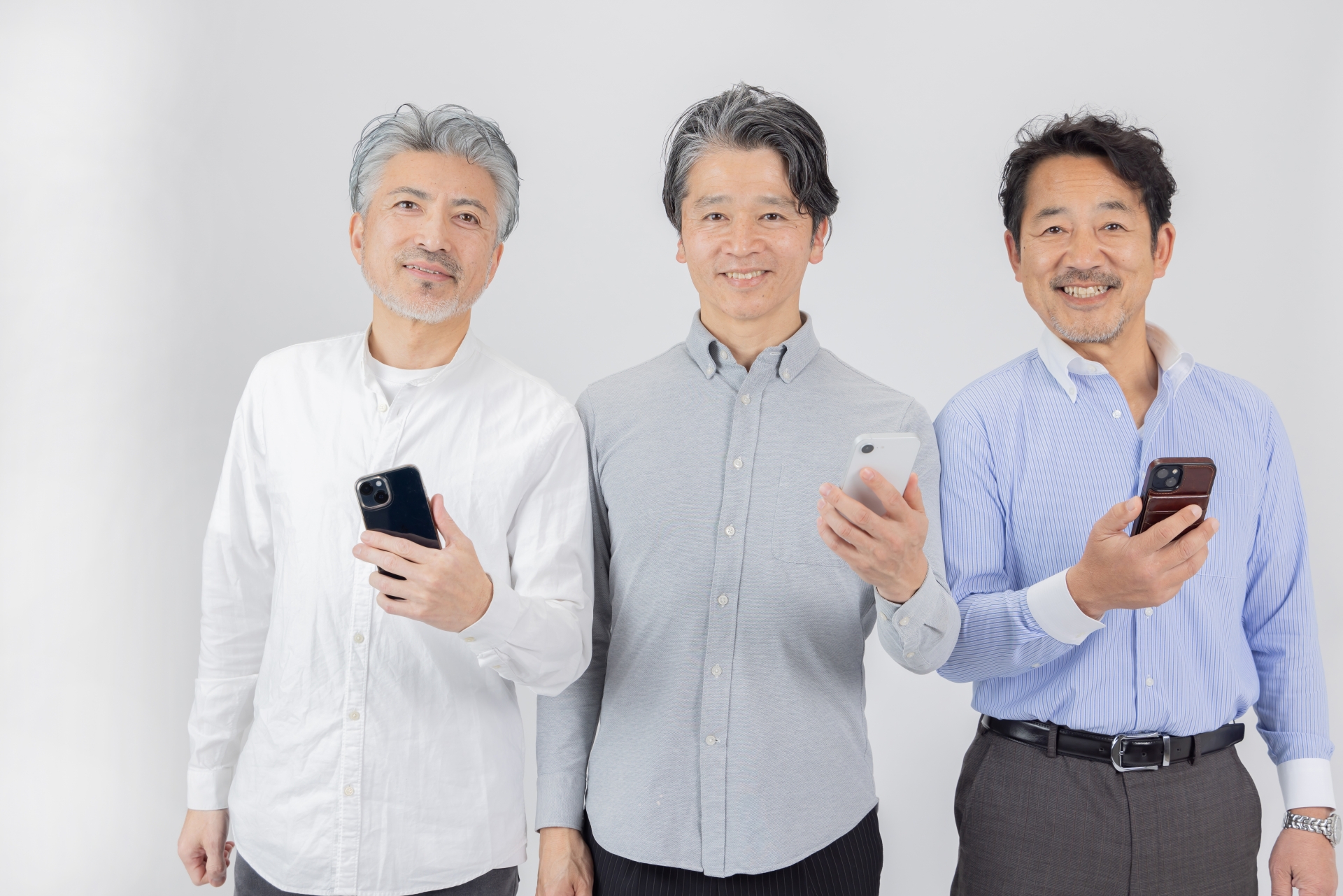 スマートフォンで検索するミドルエイジ男性