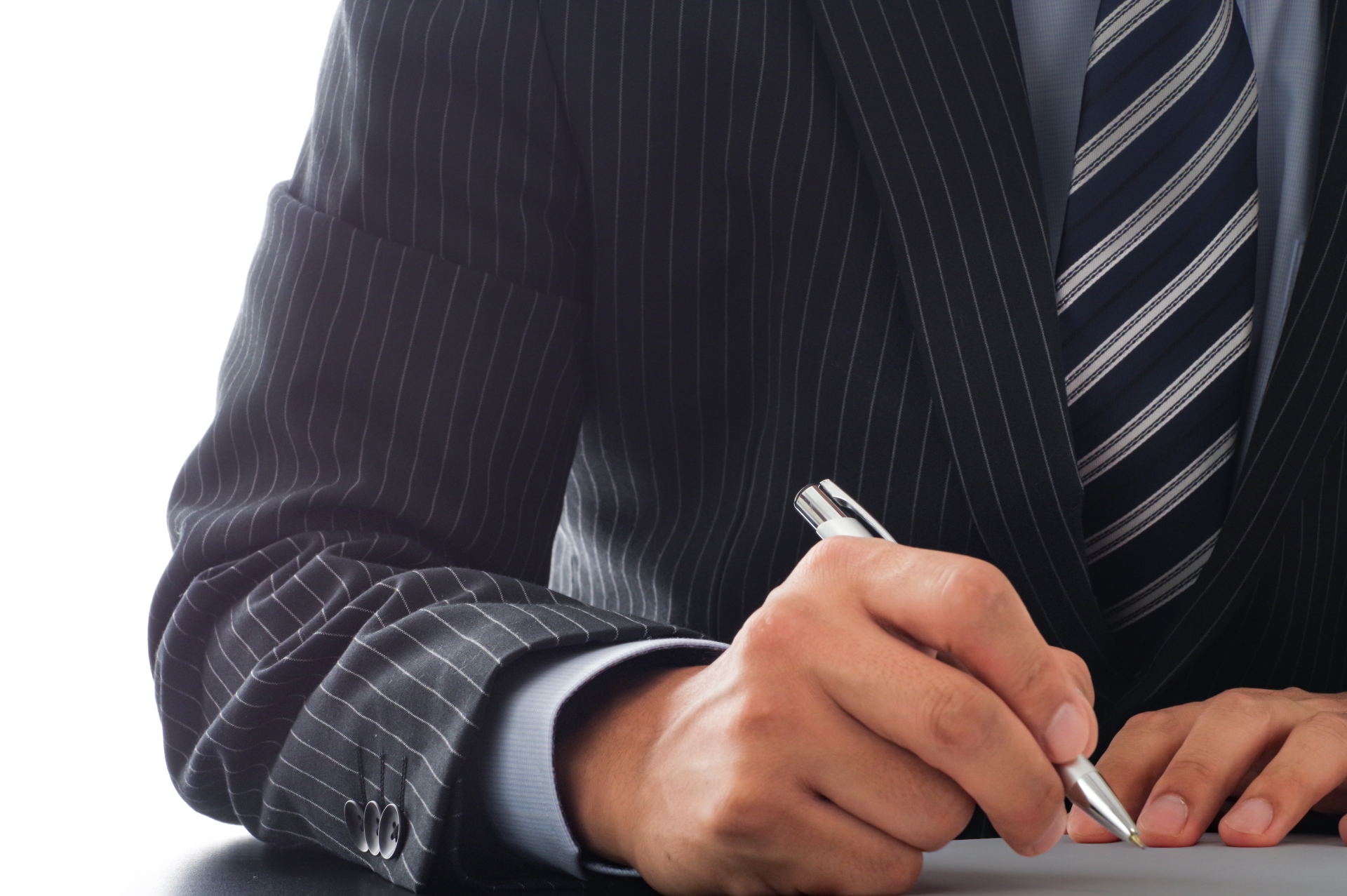 書類にサインをするビジネスパーソン