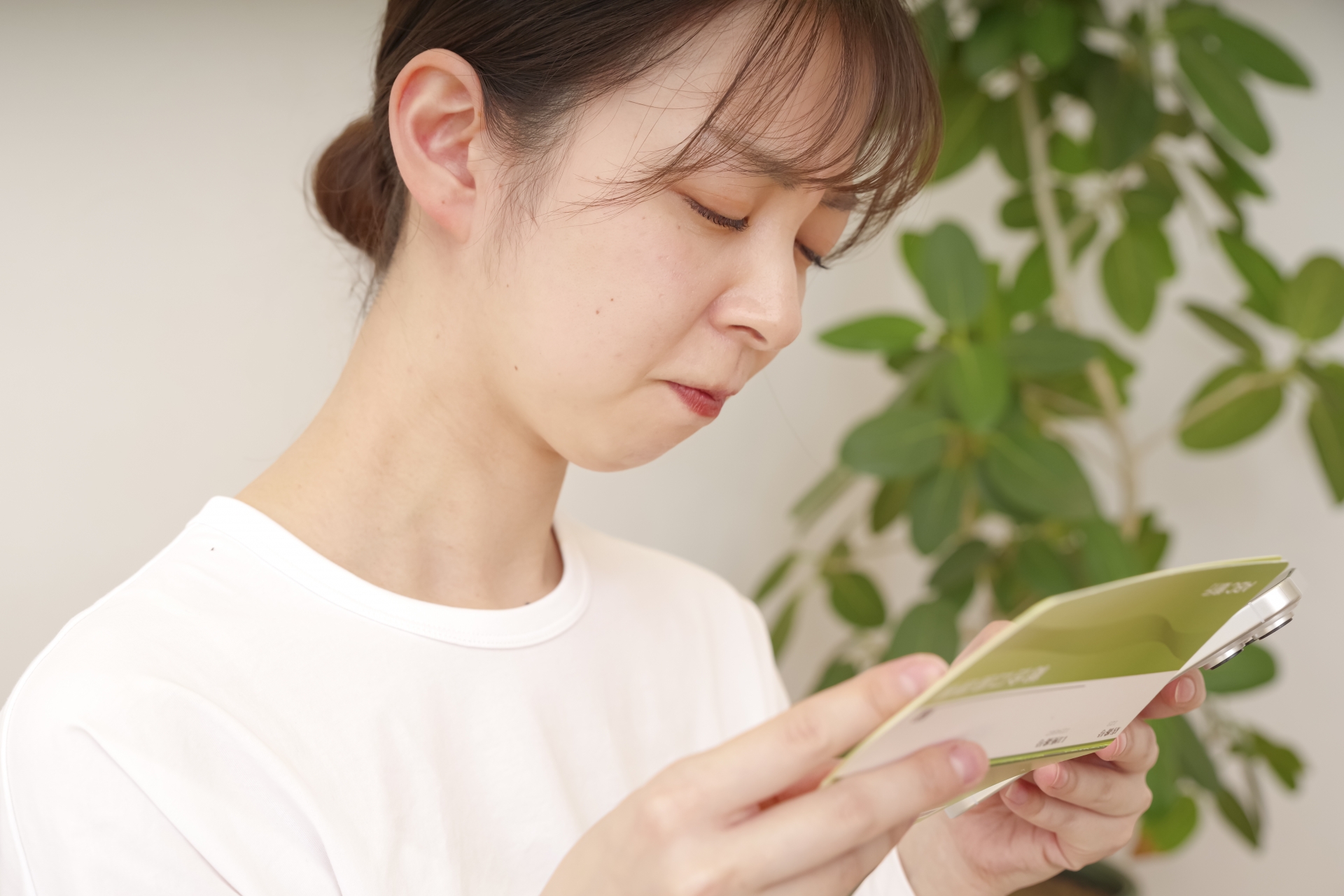 通帳を見て複雑な表情をする女性