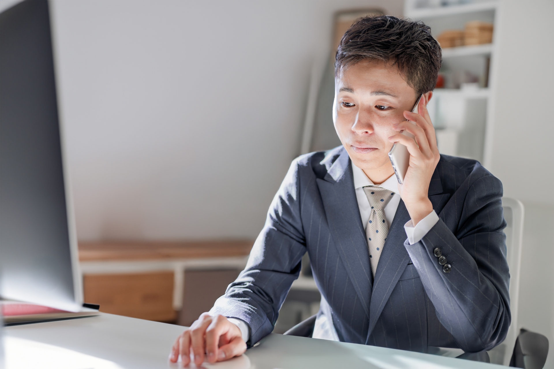 辛そうな電話する男性