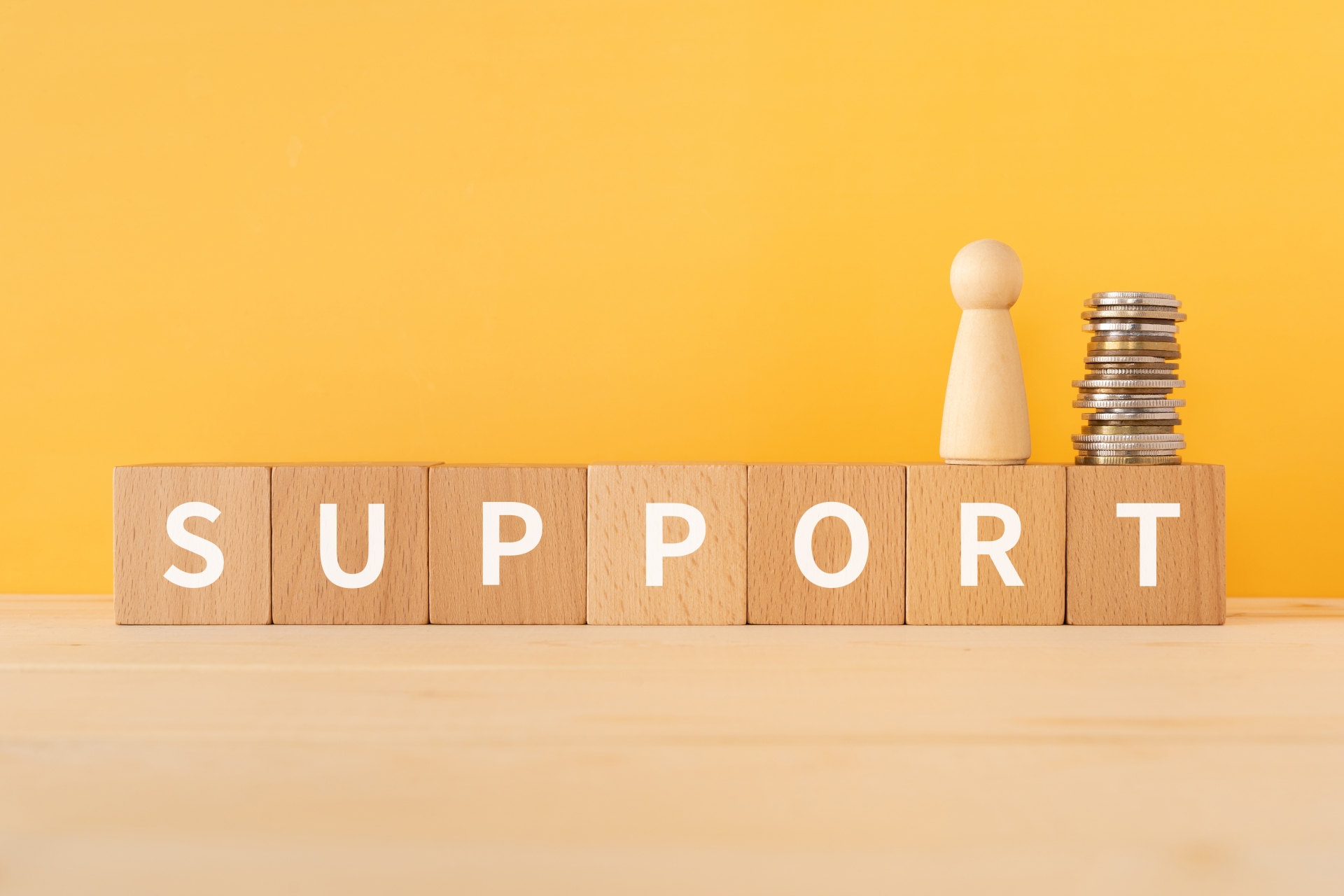 SUPPORTと書かれた積み木と人形