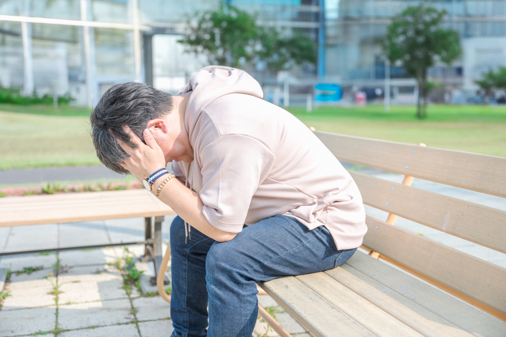 落ち込む男性