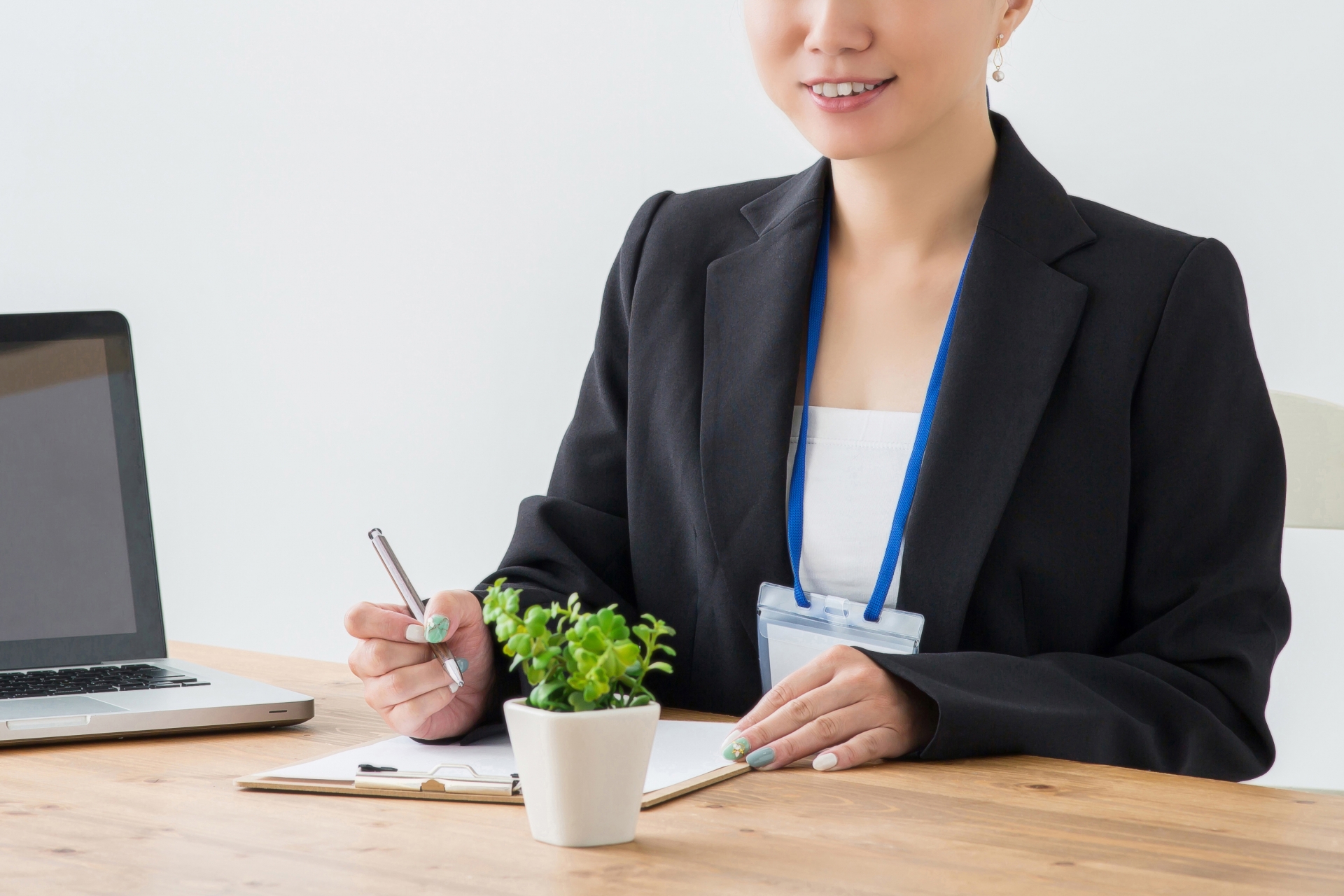 スタッフの女性