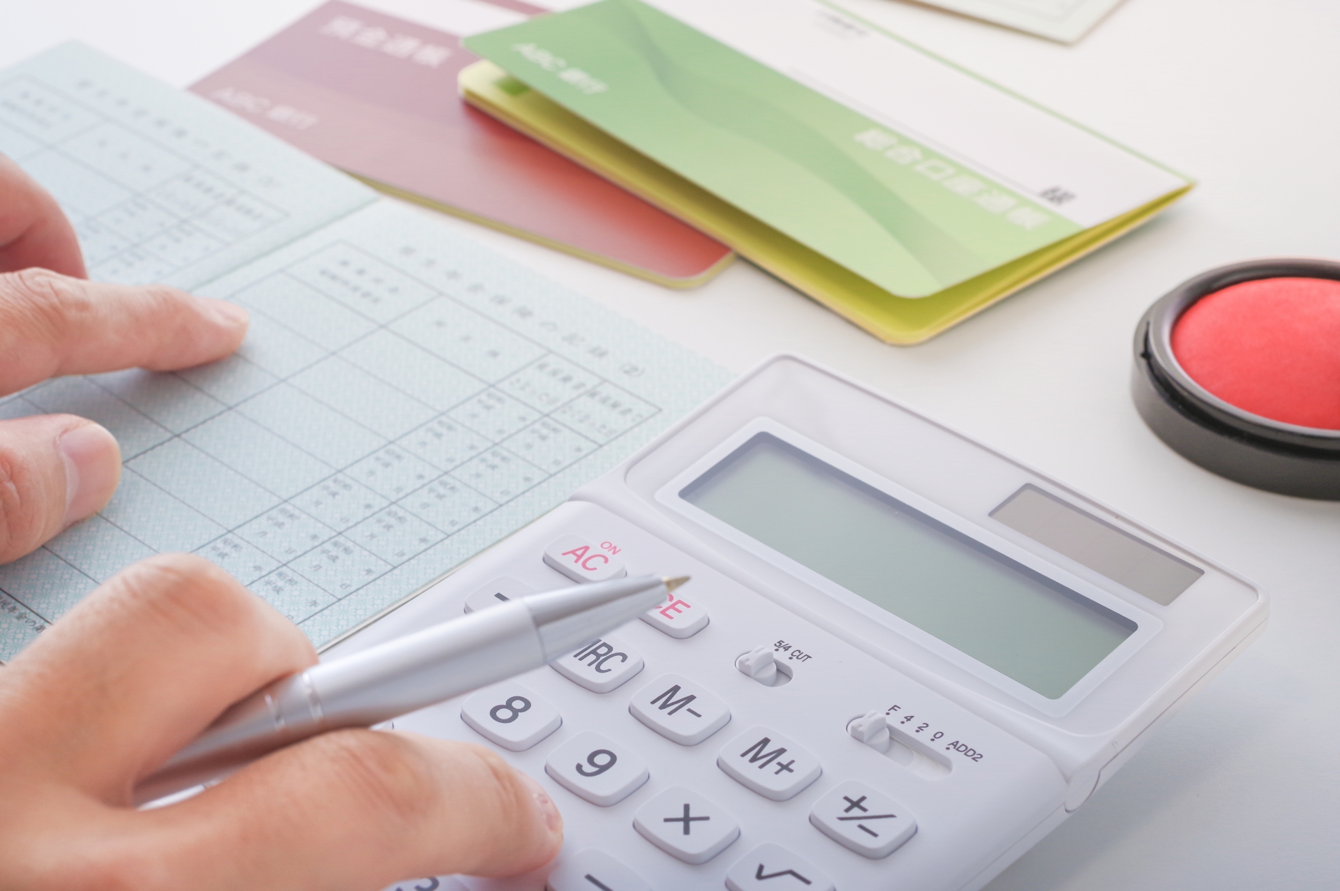 電卓や書類