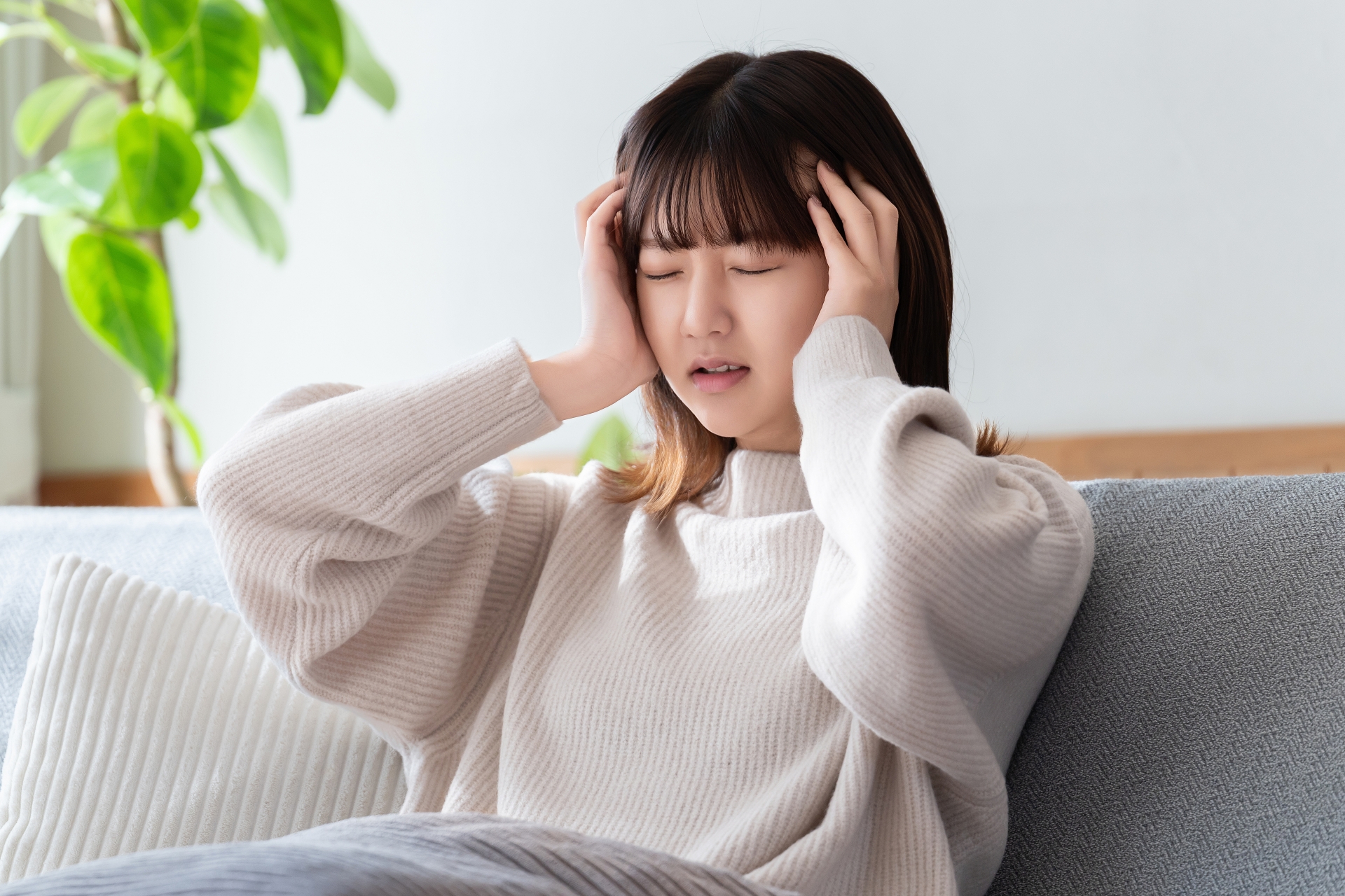 頭を抱える女性