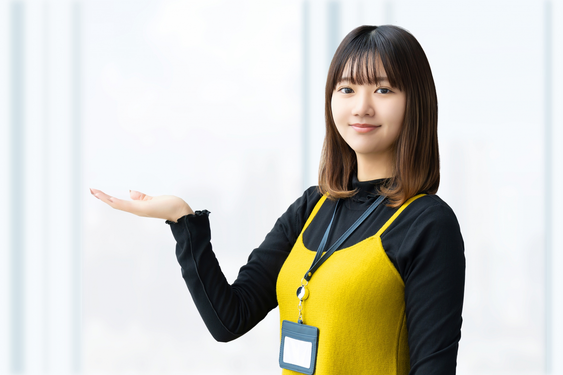 手のひらを出して案内する女性