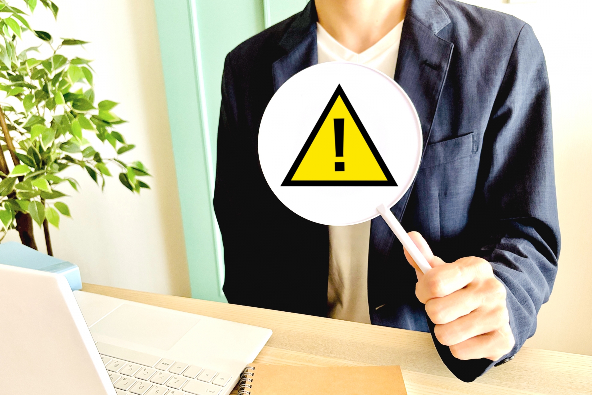 注意マークを持つ男性