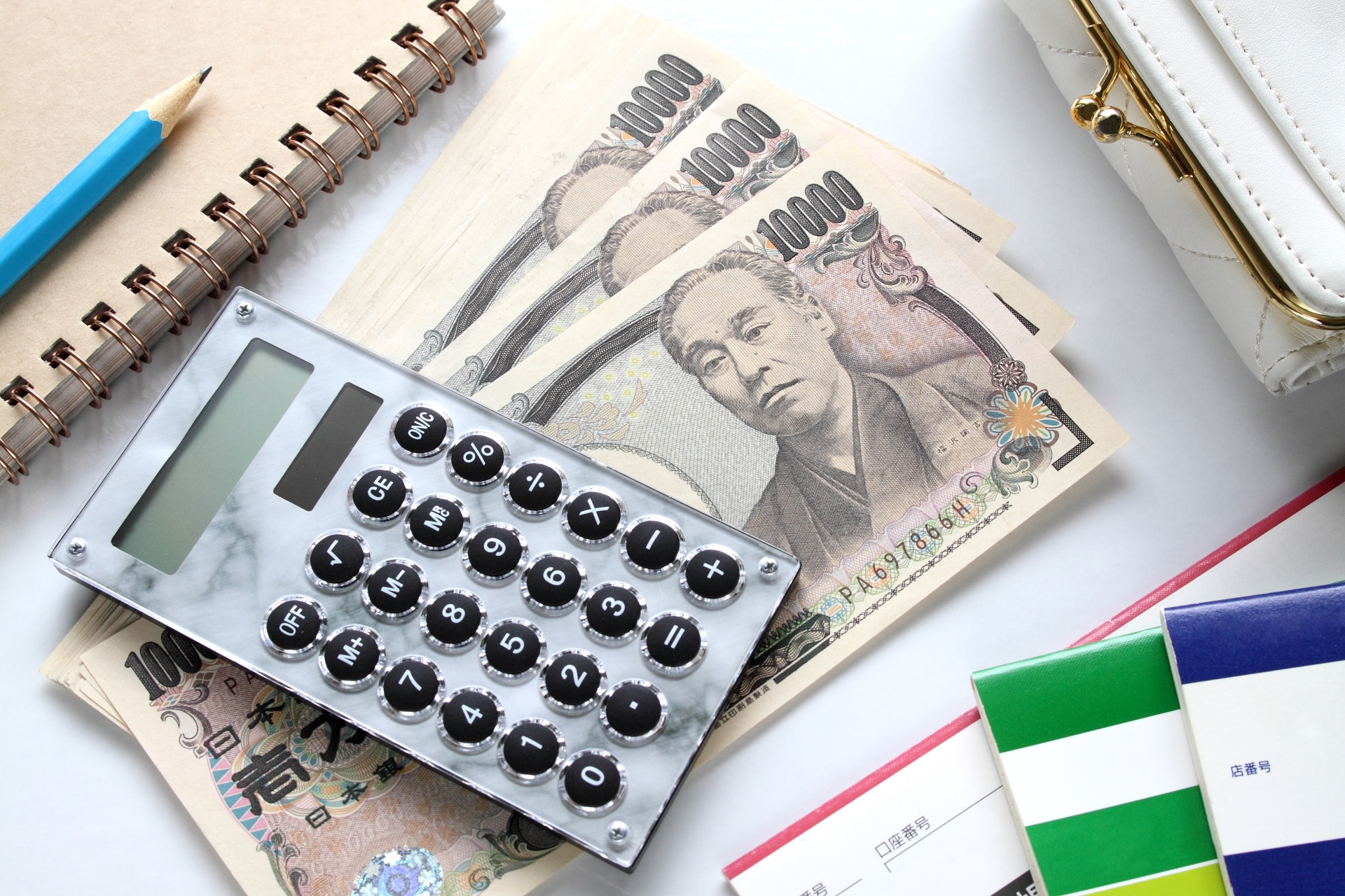 現金と電卓の画像