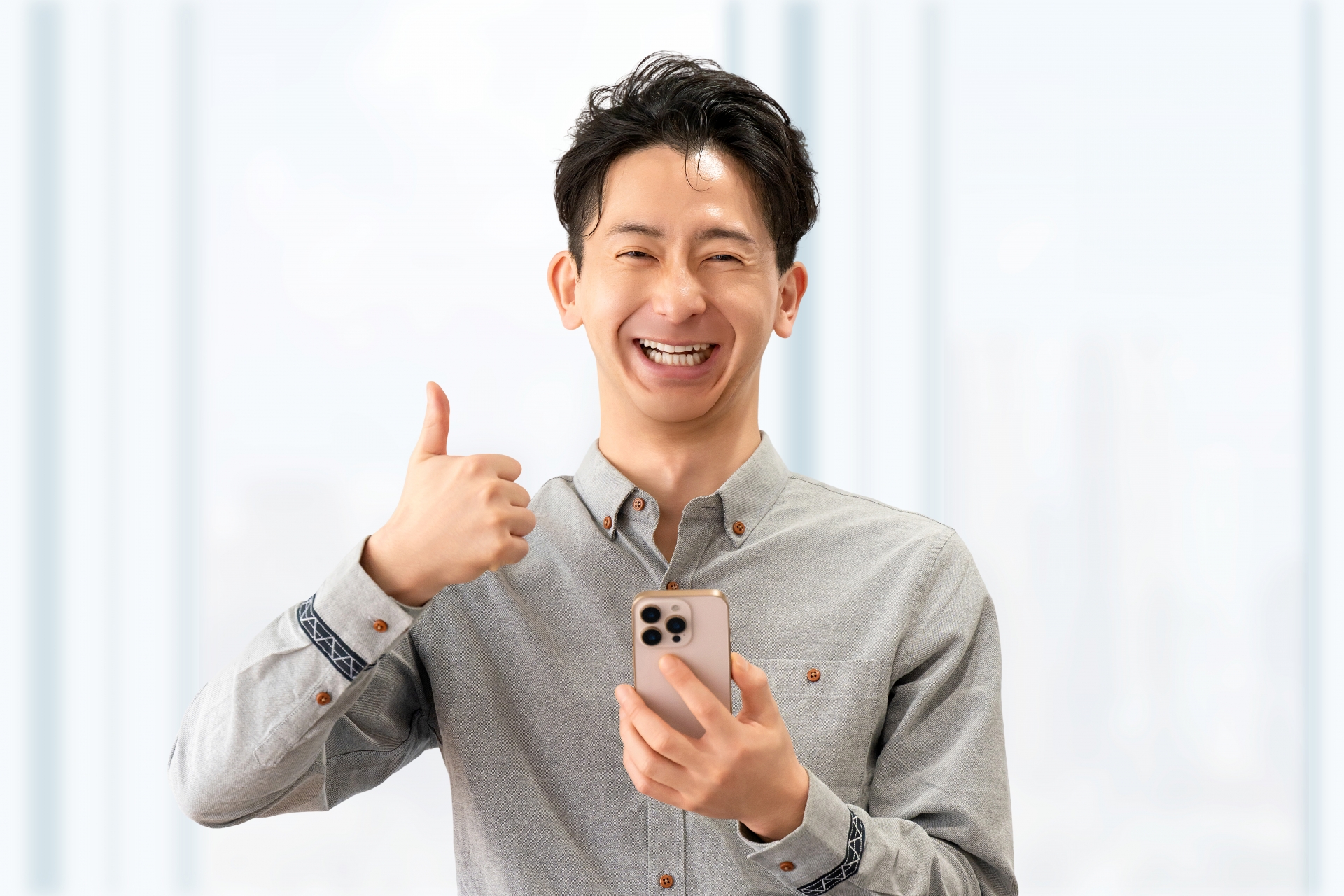 グッドサインをする笑顔の人