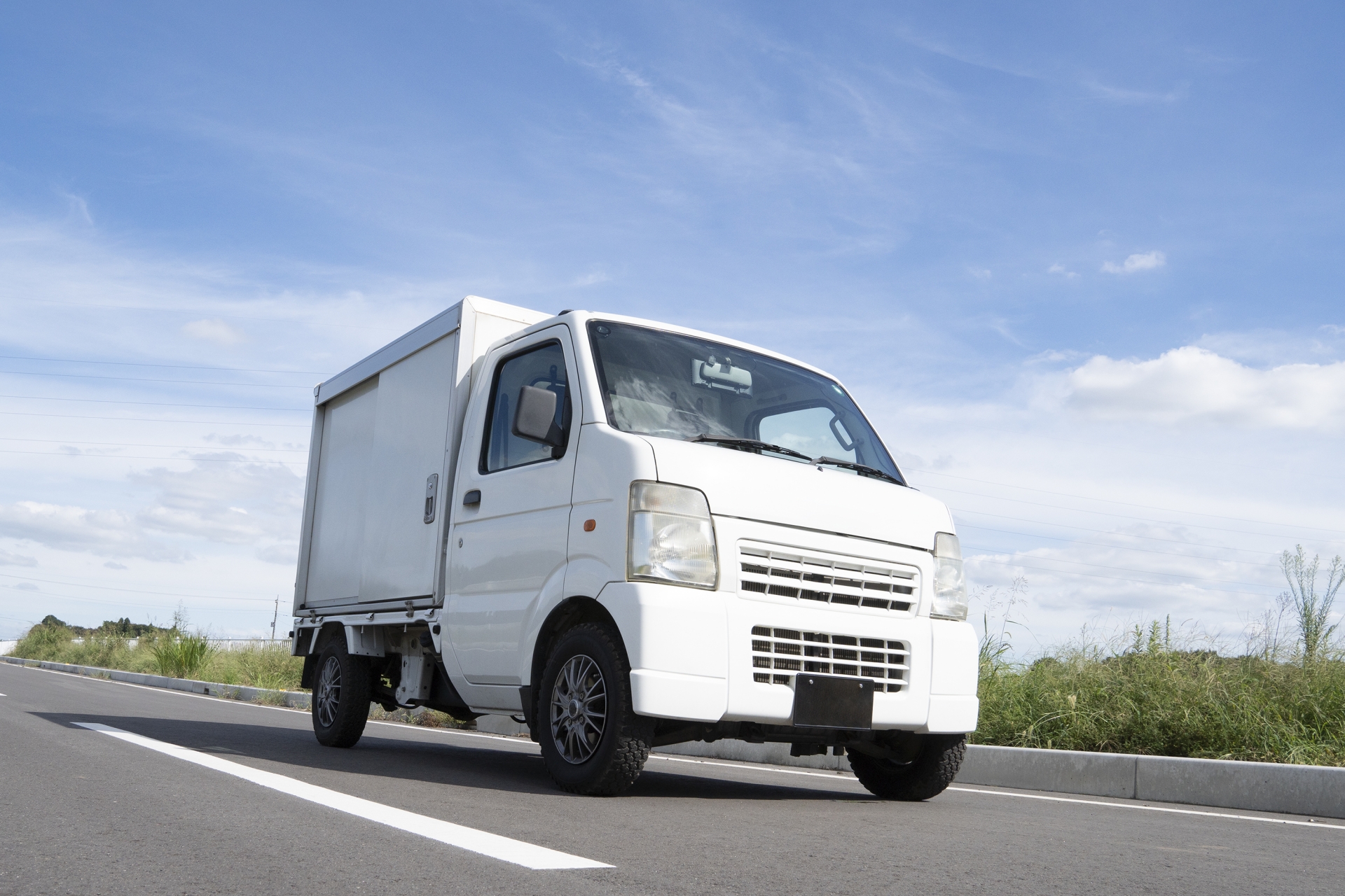 配達しているイメージの軽貨物車両　1