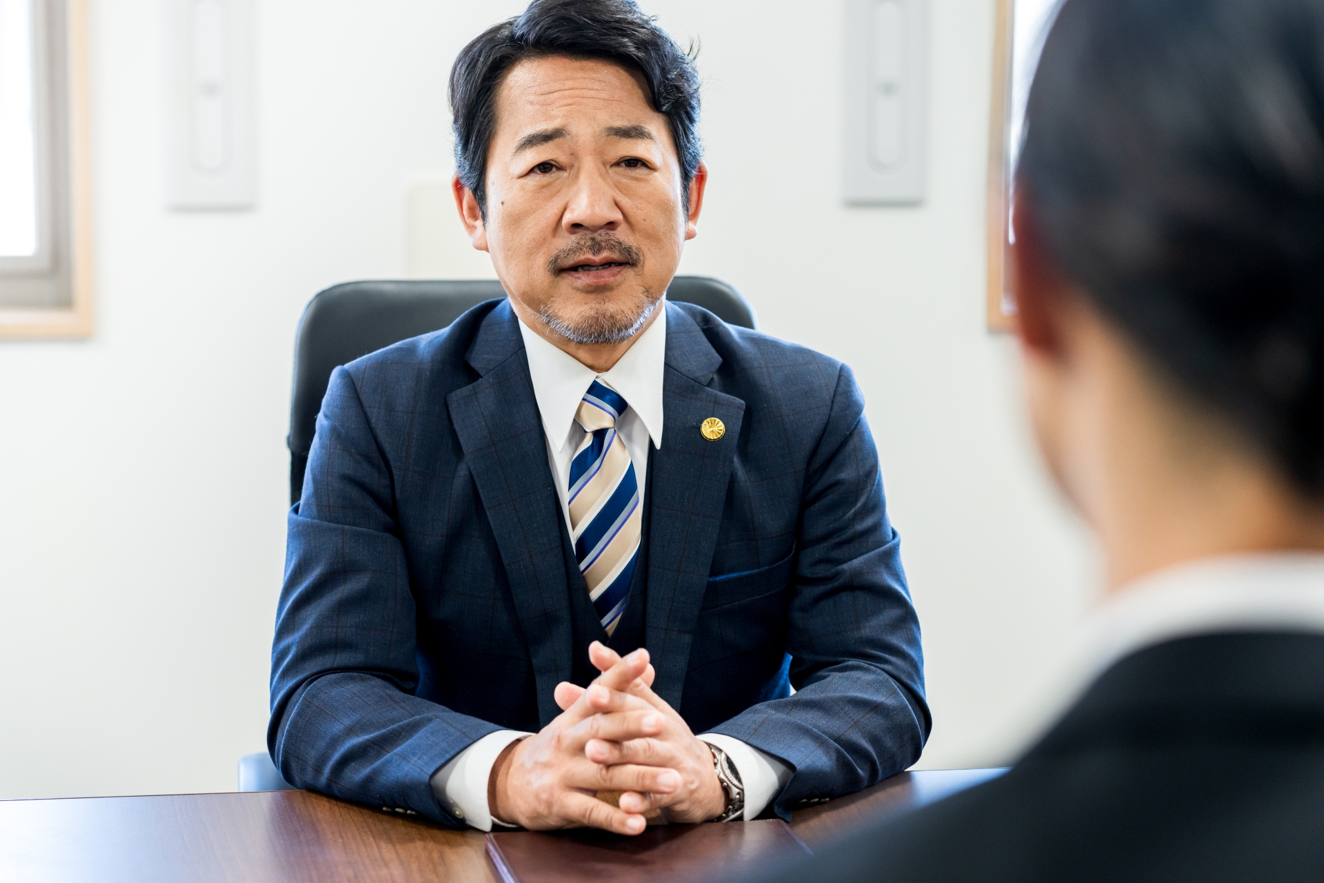相談を受ける弁護士
