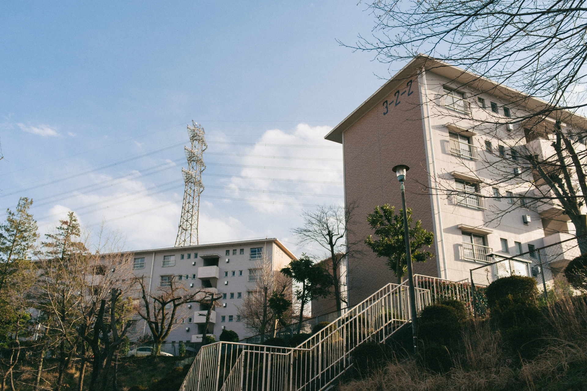 生活費の残金を見て溜息をつくシニア