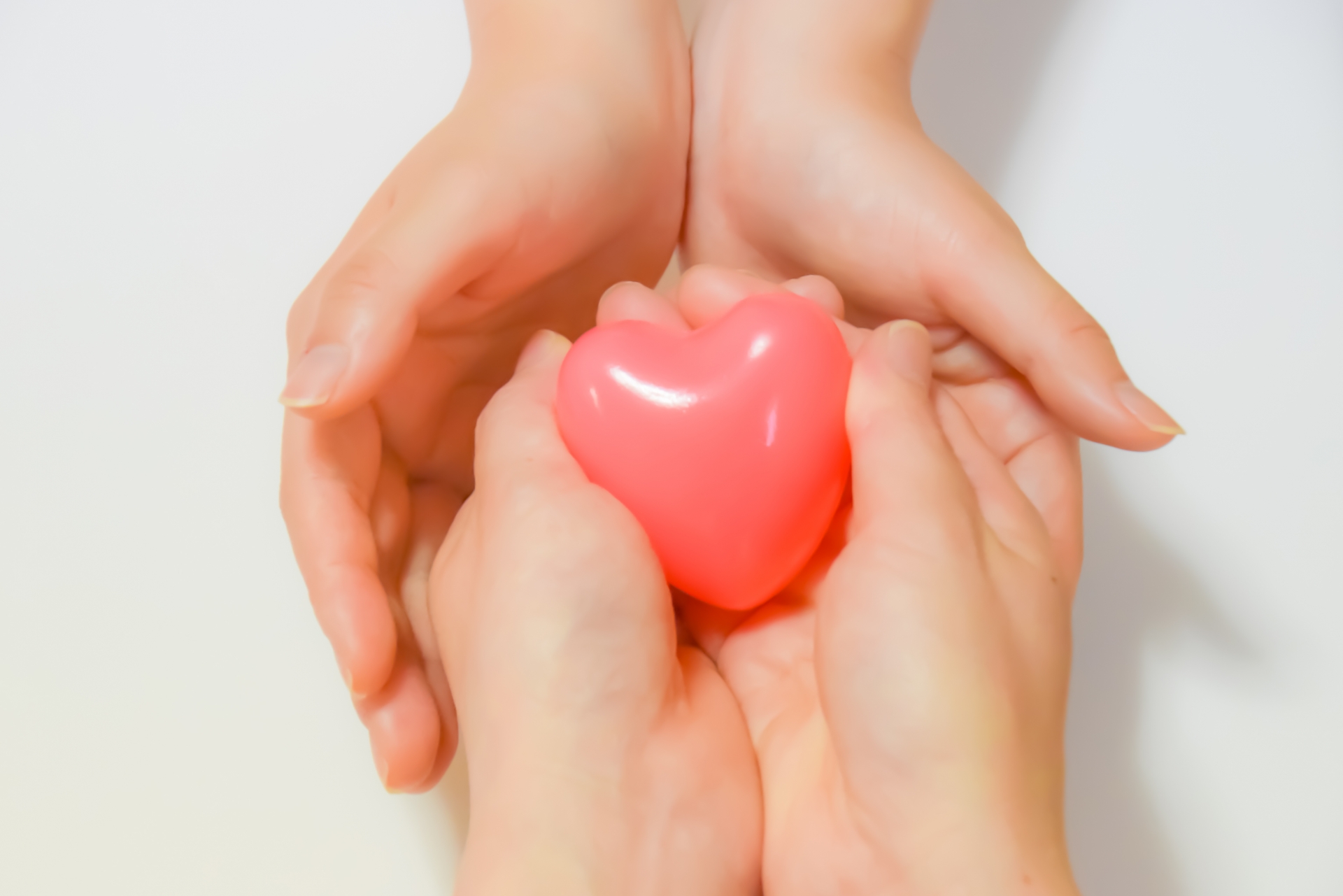 ハートを握る手と包み込む手