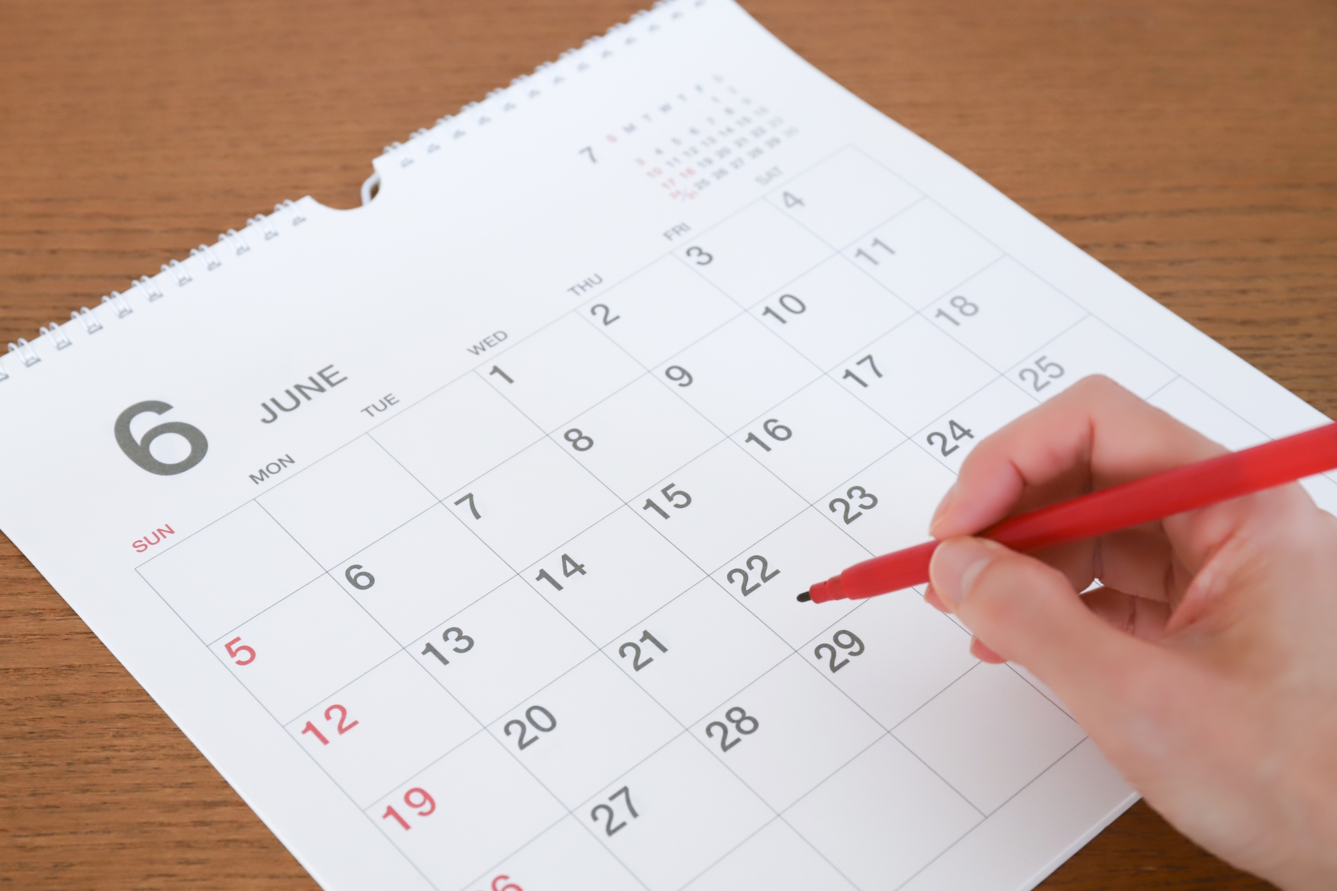 カレンダーの書き込む手元