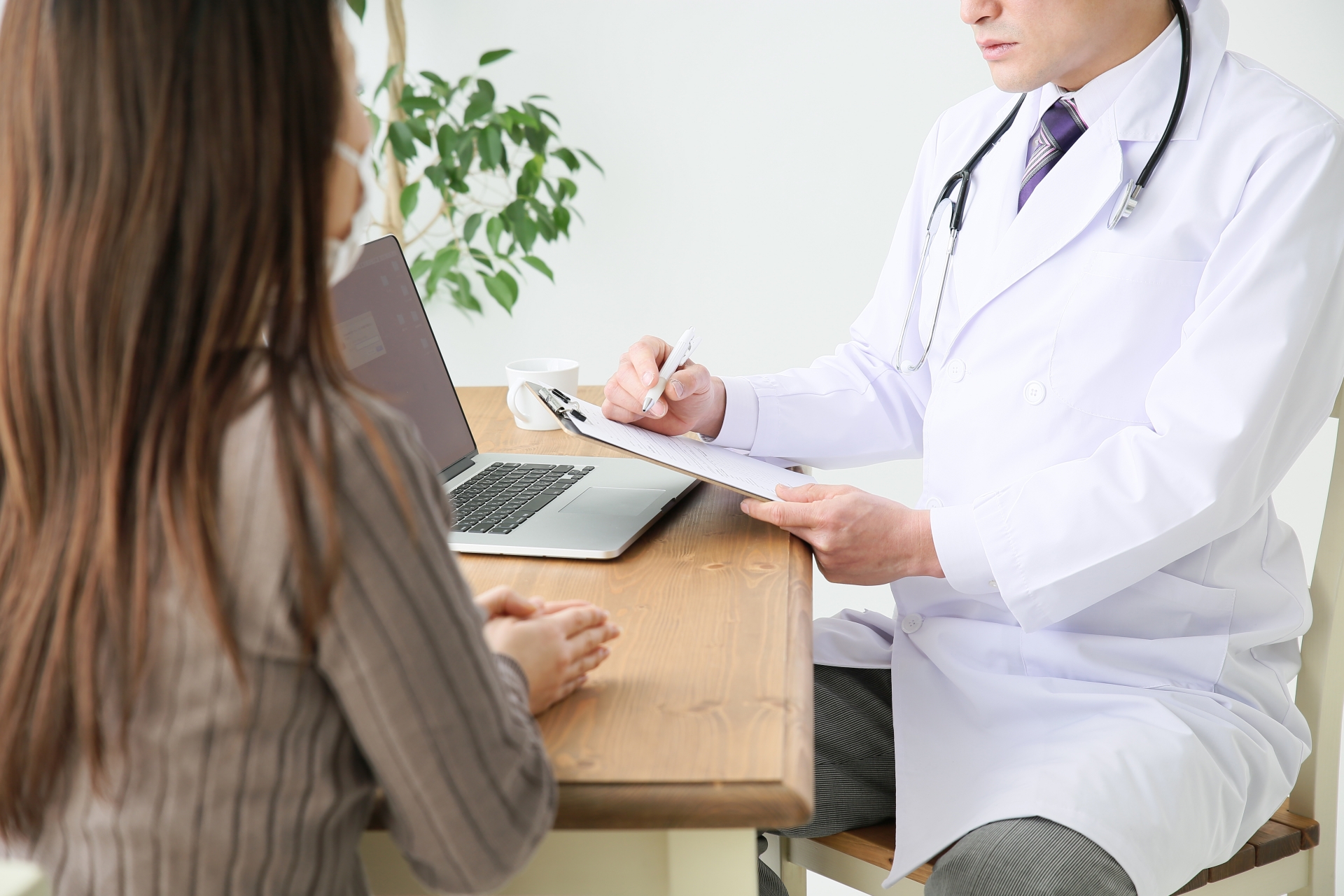 診察する医師と患者