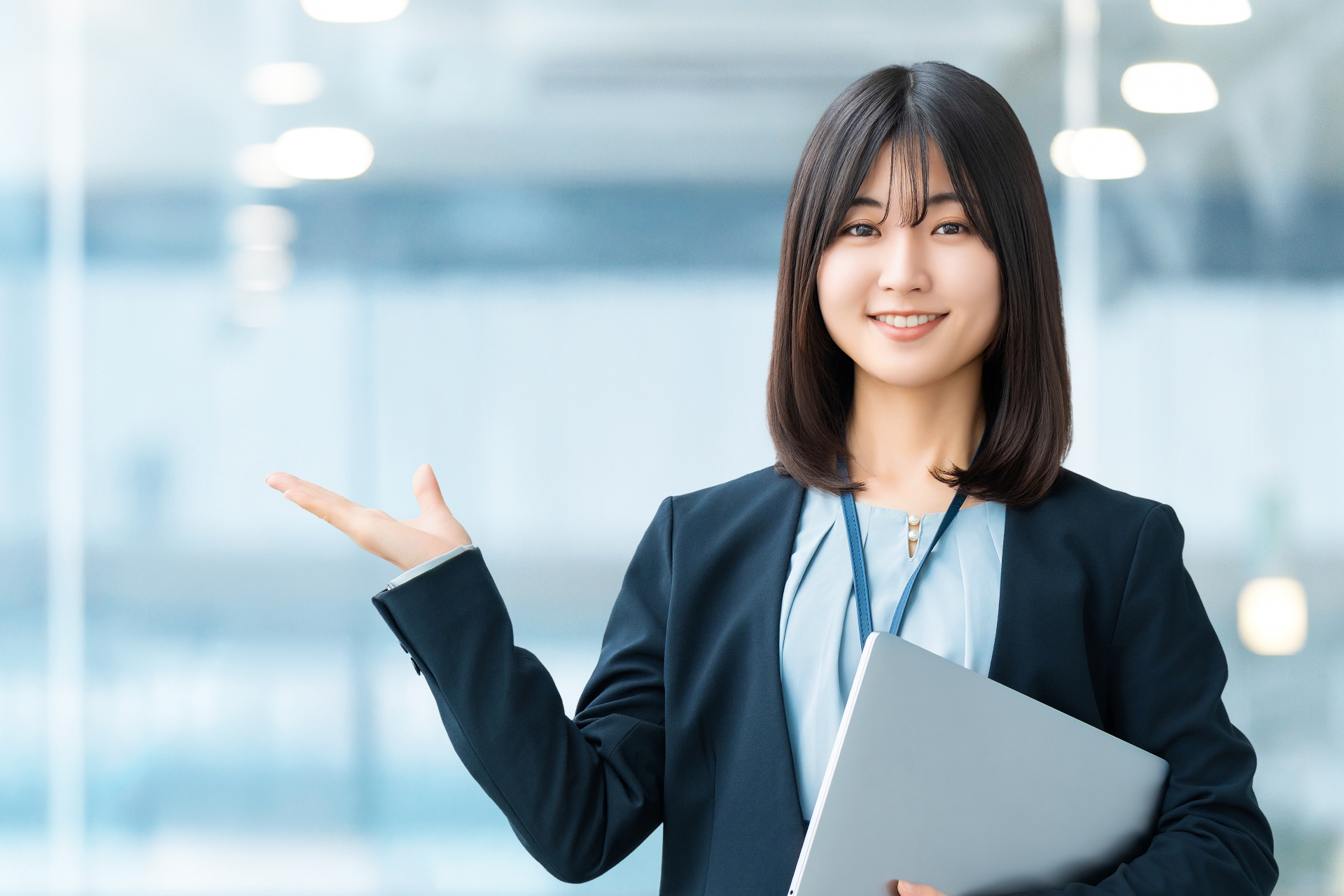 手で案内をする女性