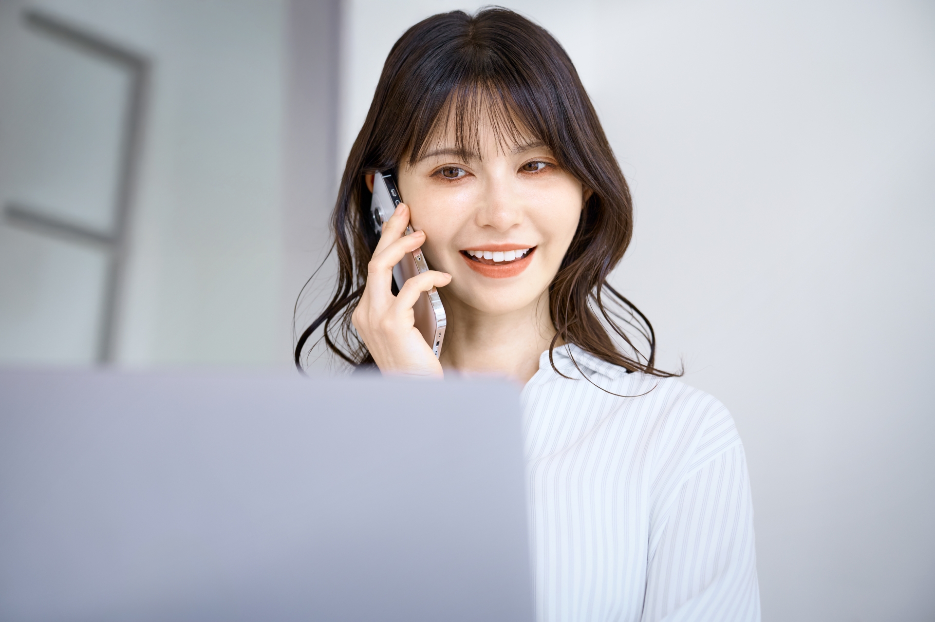 スマホを使う女性　主婦