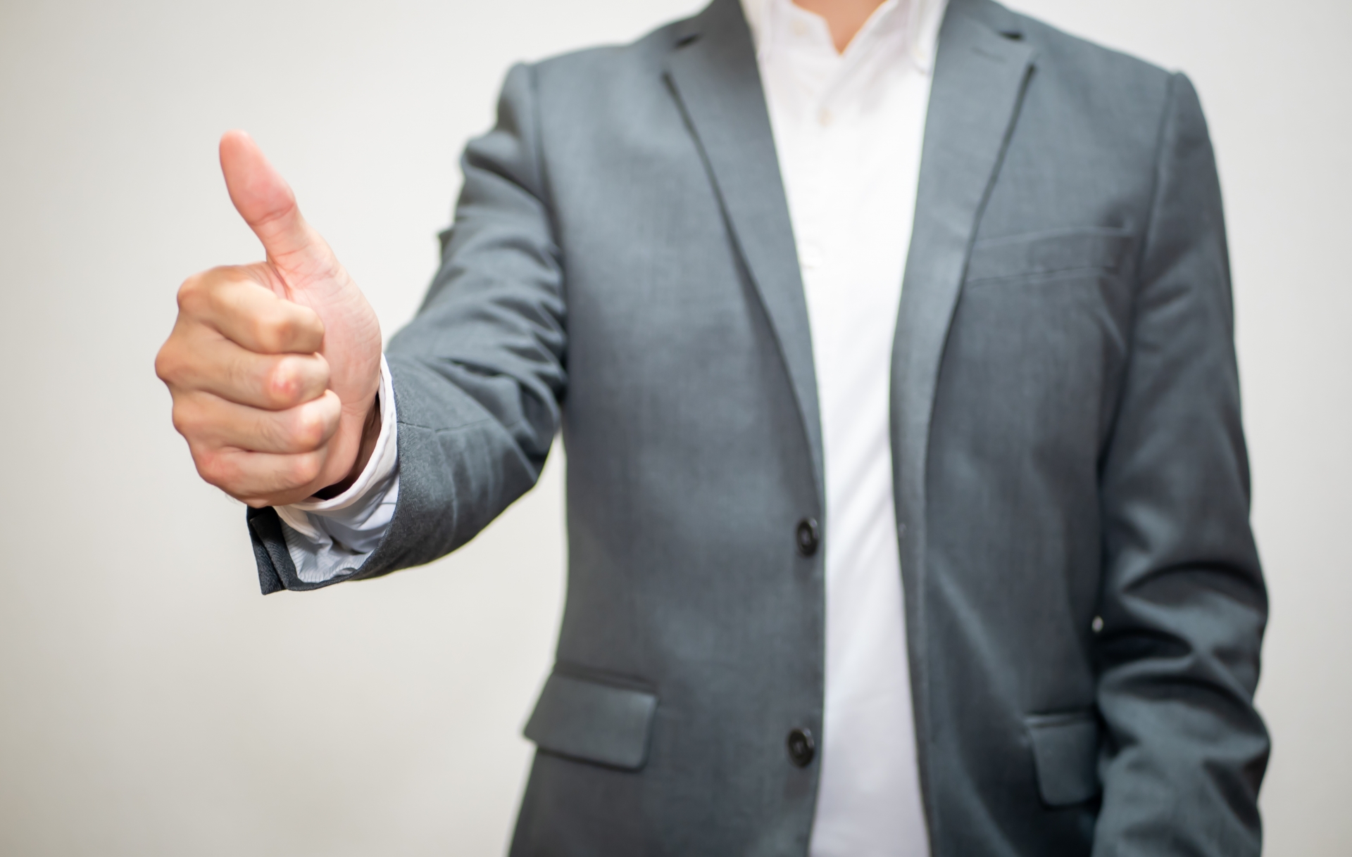グッドサインをするビジネスマン