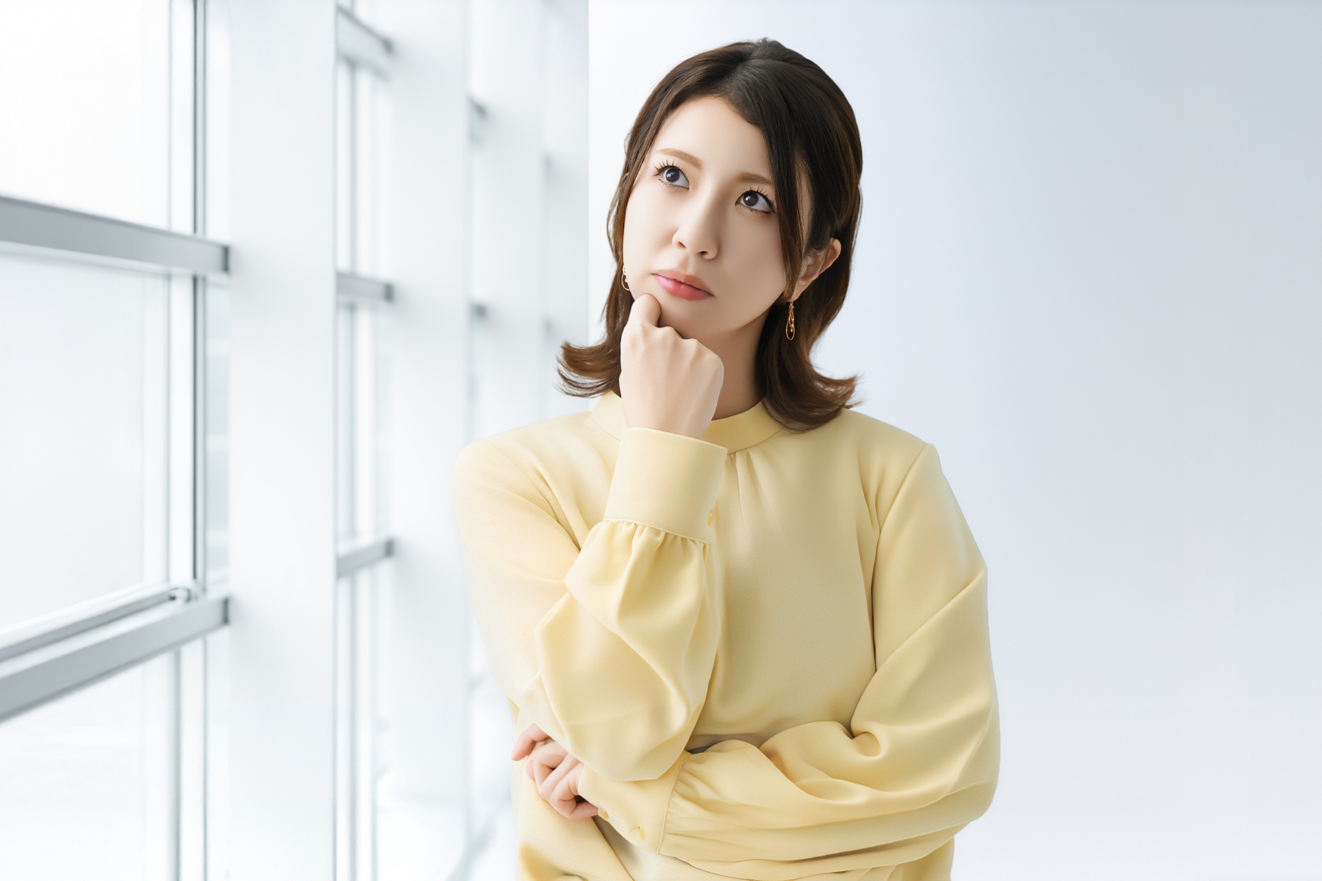 考えごとをする女性・ビジネスウーマン