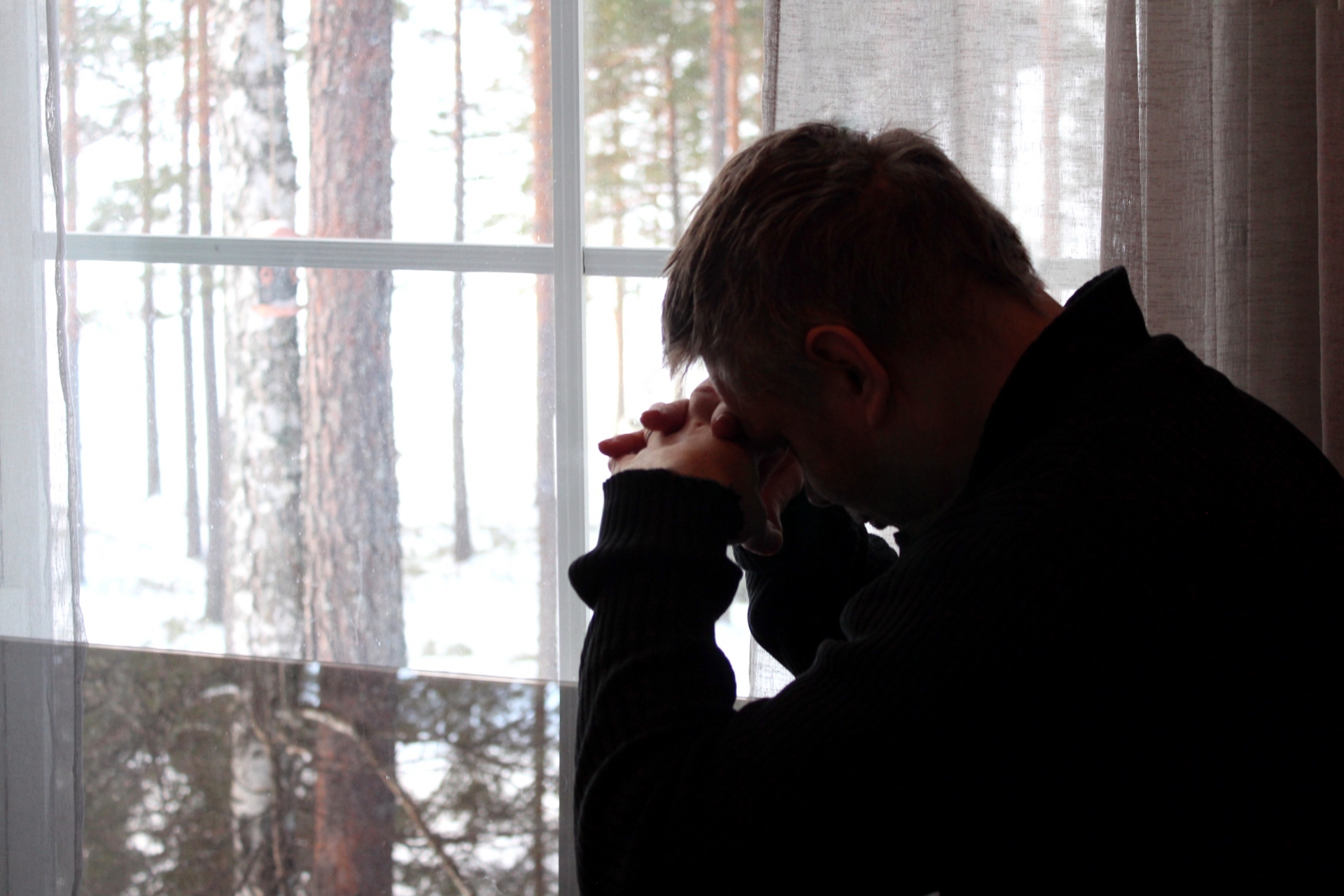 うなだれる男性