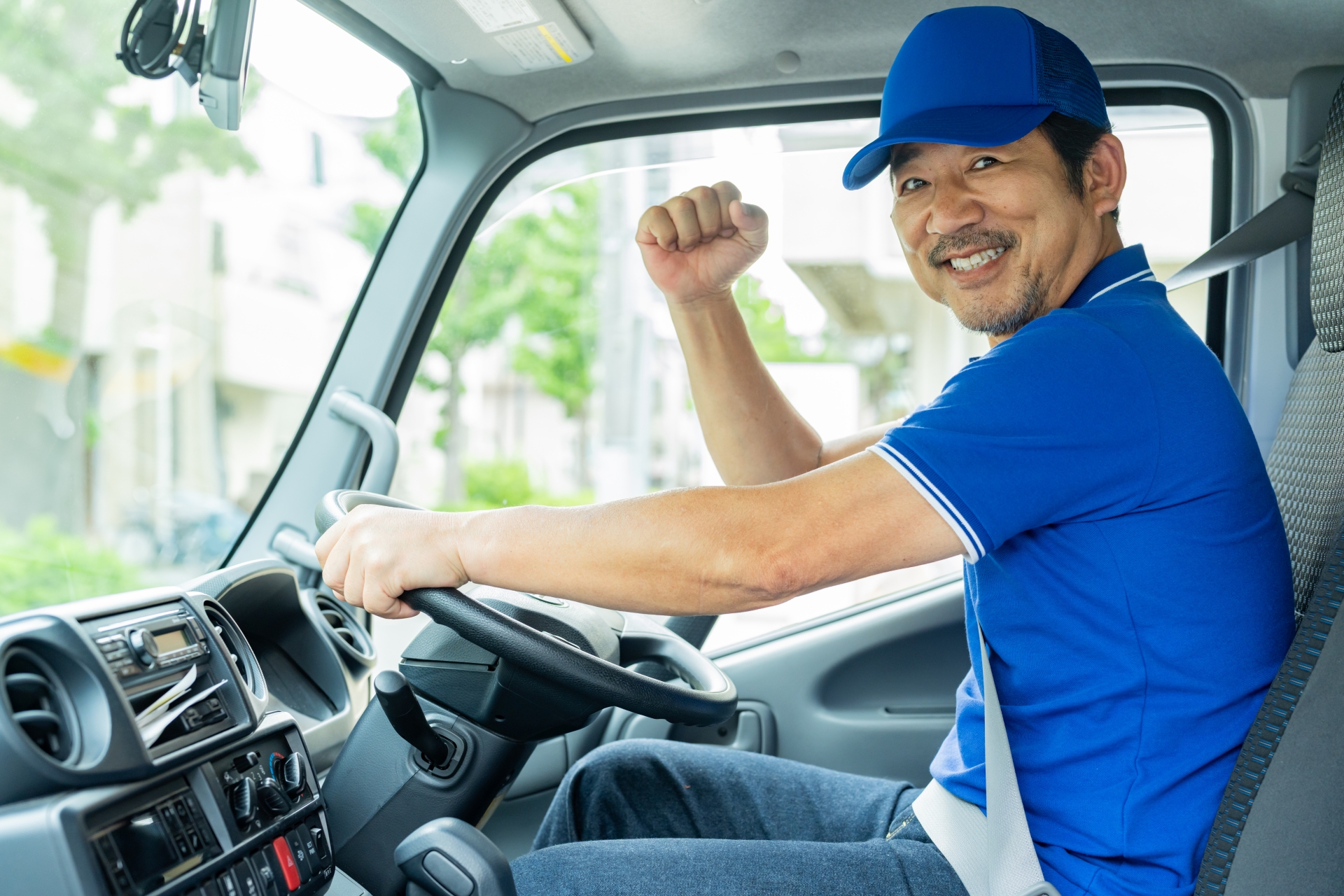 ガッツポーズをするドライバー