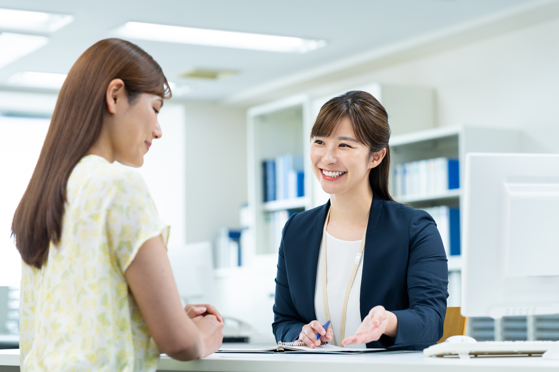 窓口で案内する女性