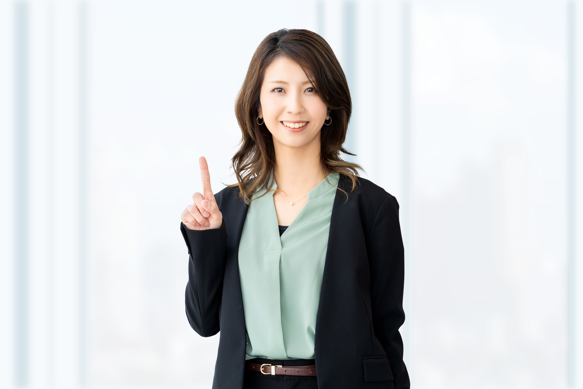 指を立てる笑顔の女性