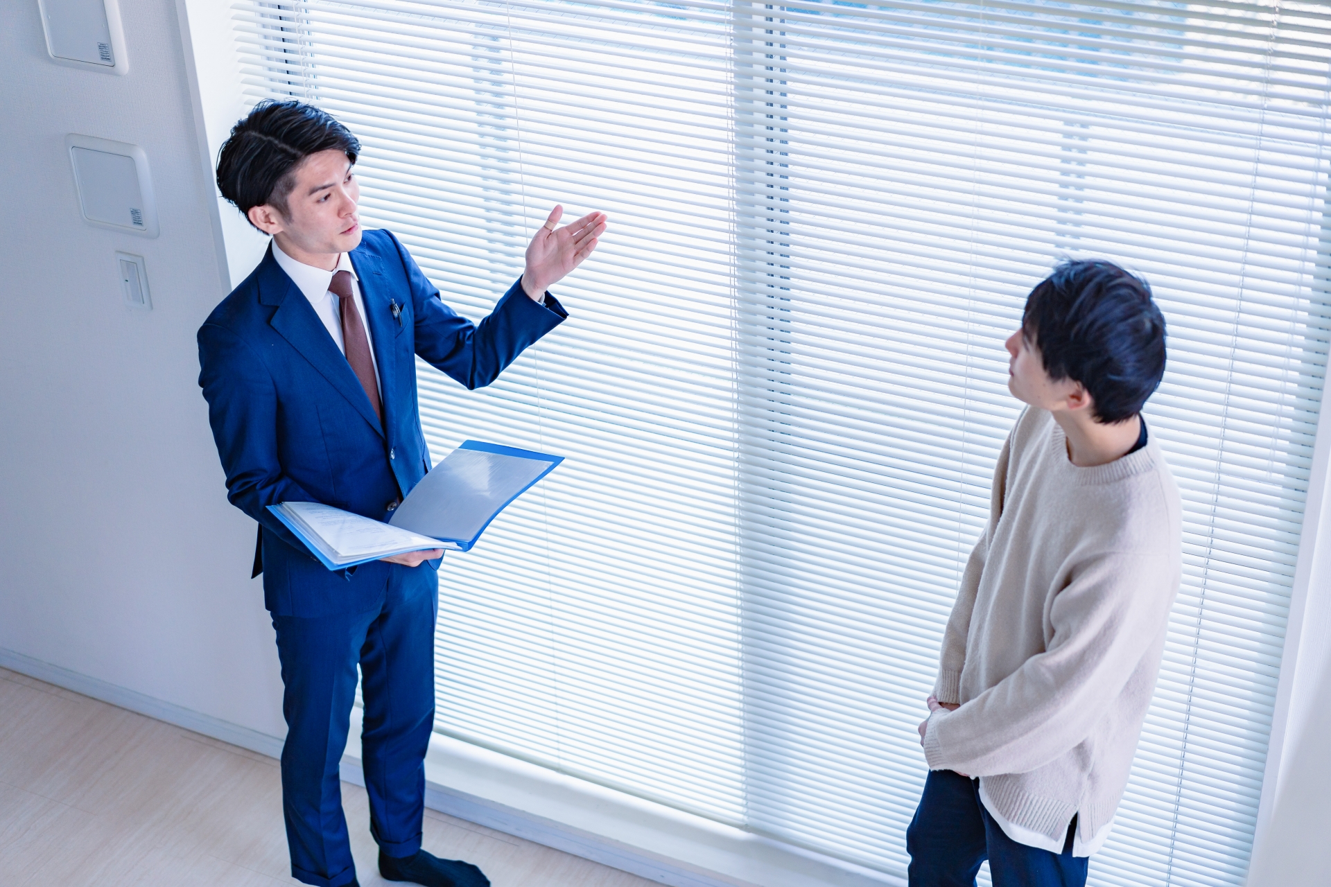 不動産見学をする男性