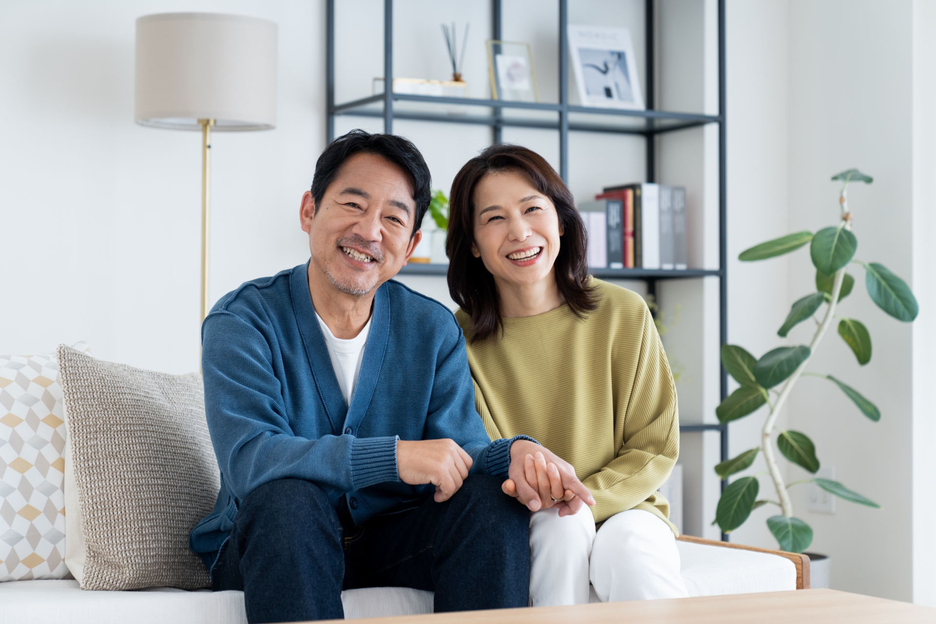 リビングでくつろぐシニア夫婦