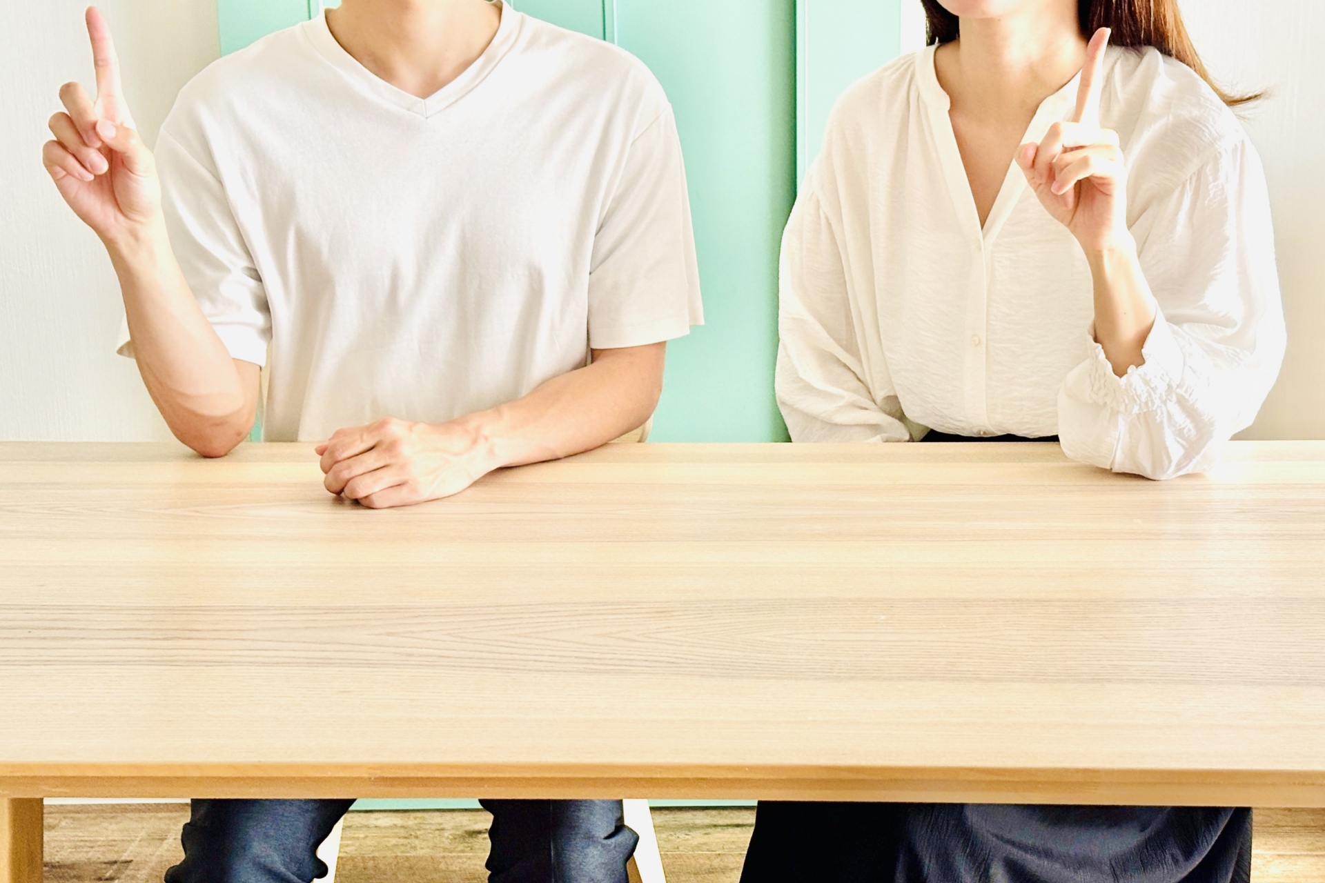 指を立ててアイディアを示す男女二人