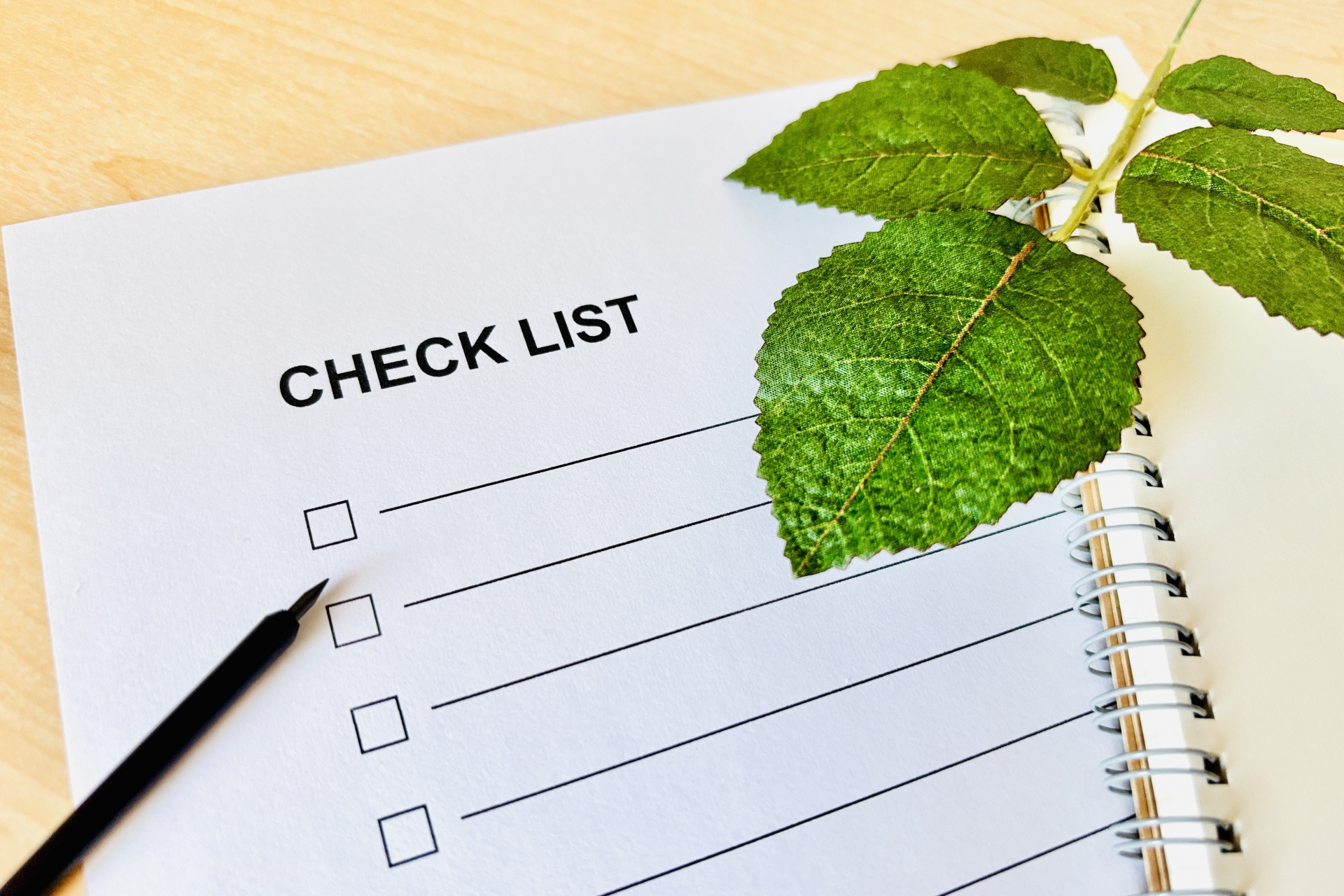 チェックリストとボールペン（木目）