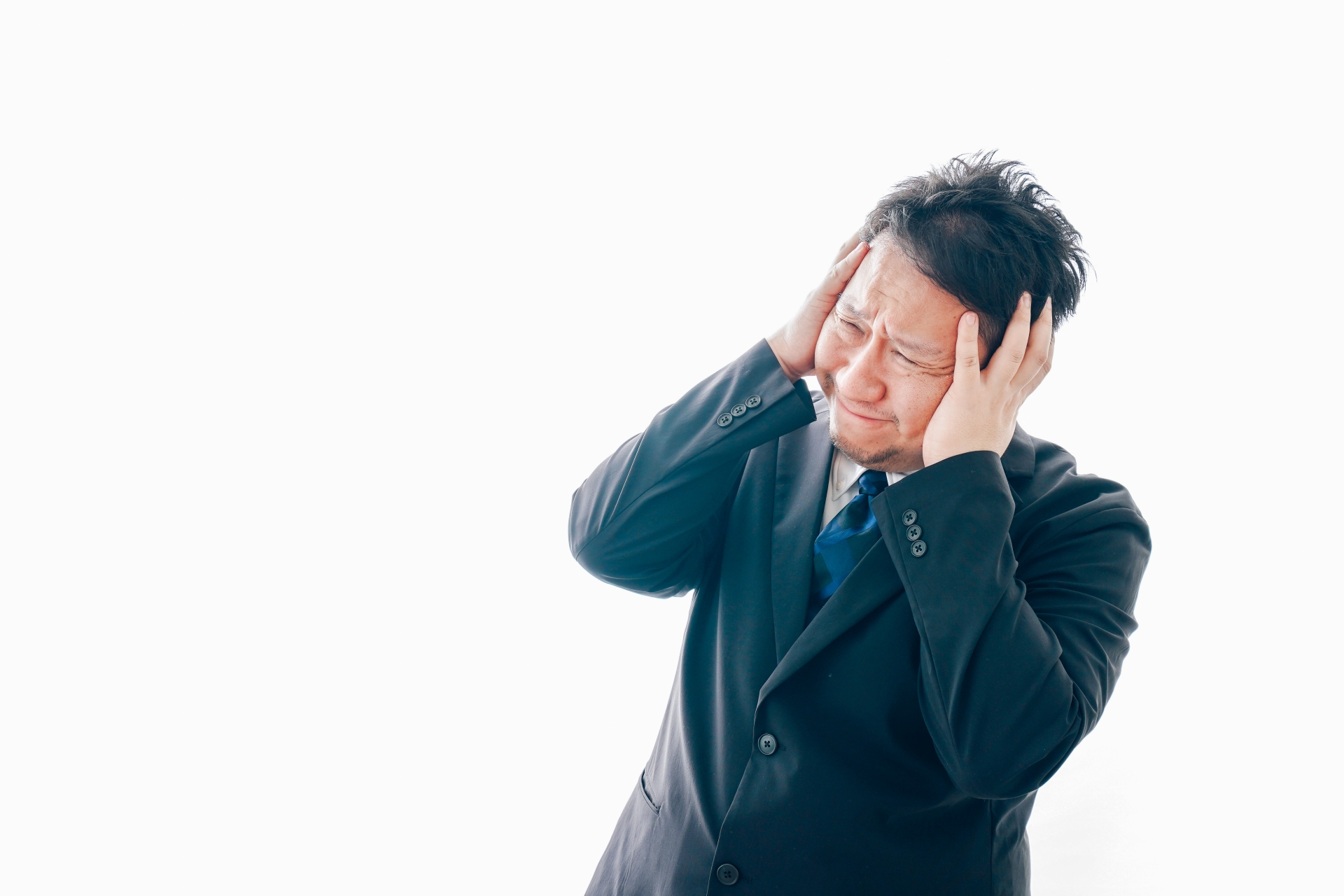 ひどく悲しむスーツを着た中年男性