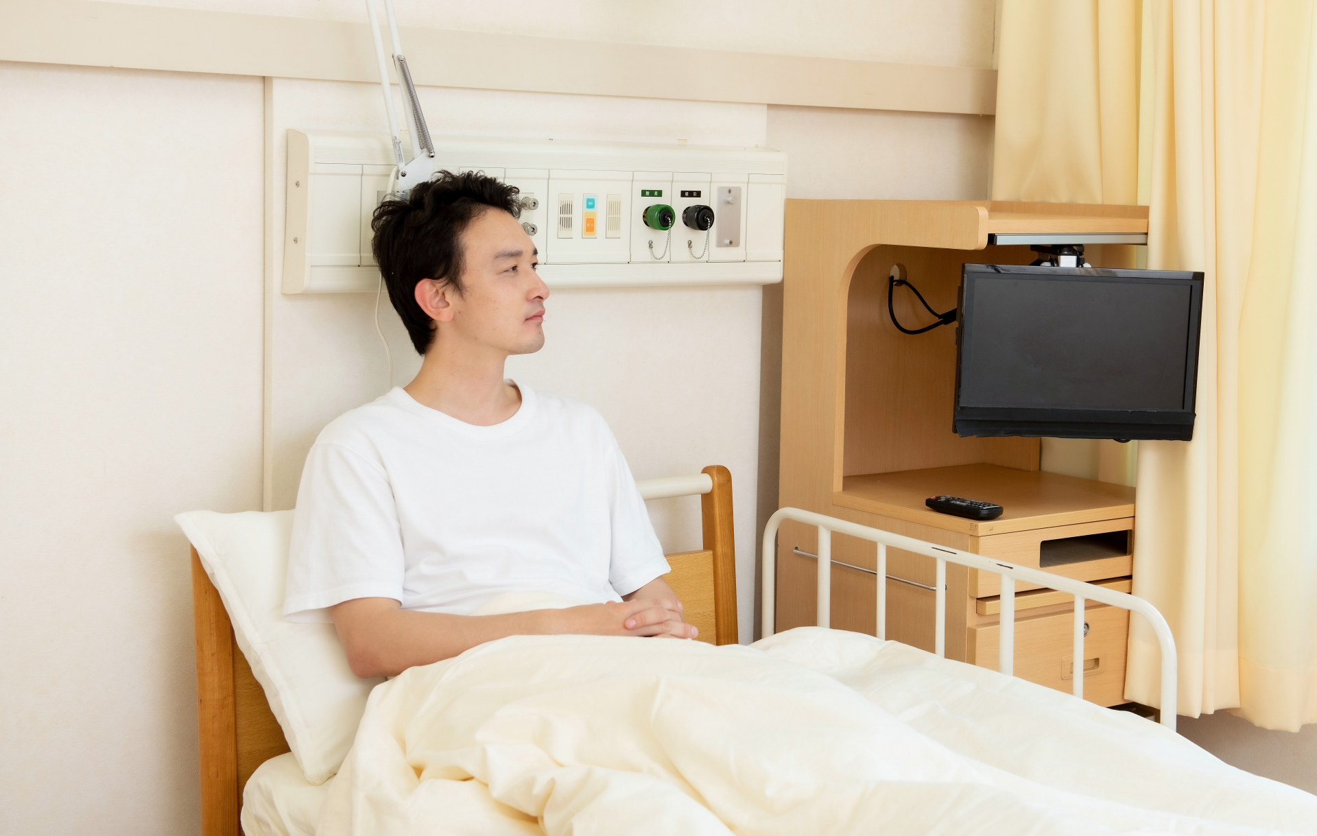 遠くを見る入院患者