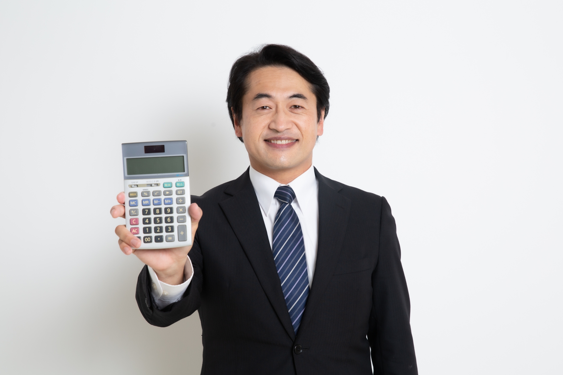 電卓を持つ男性