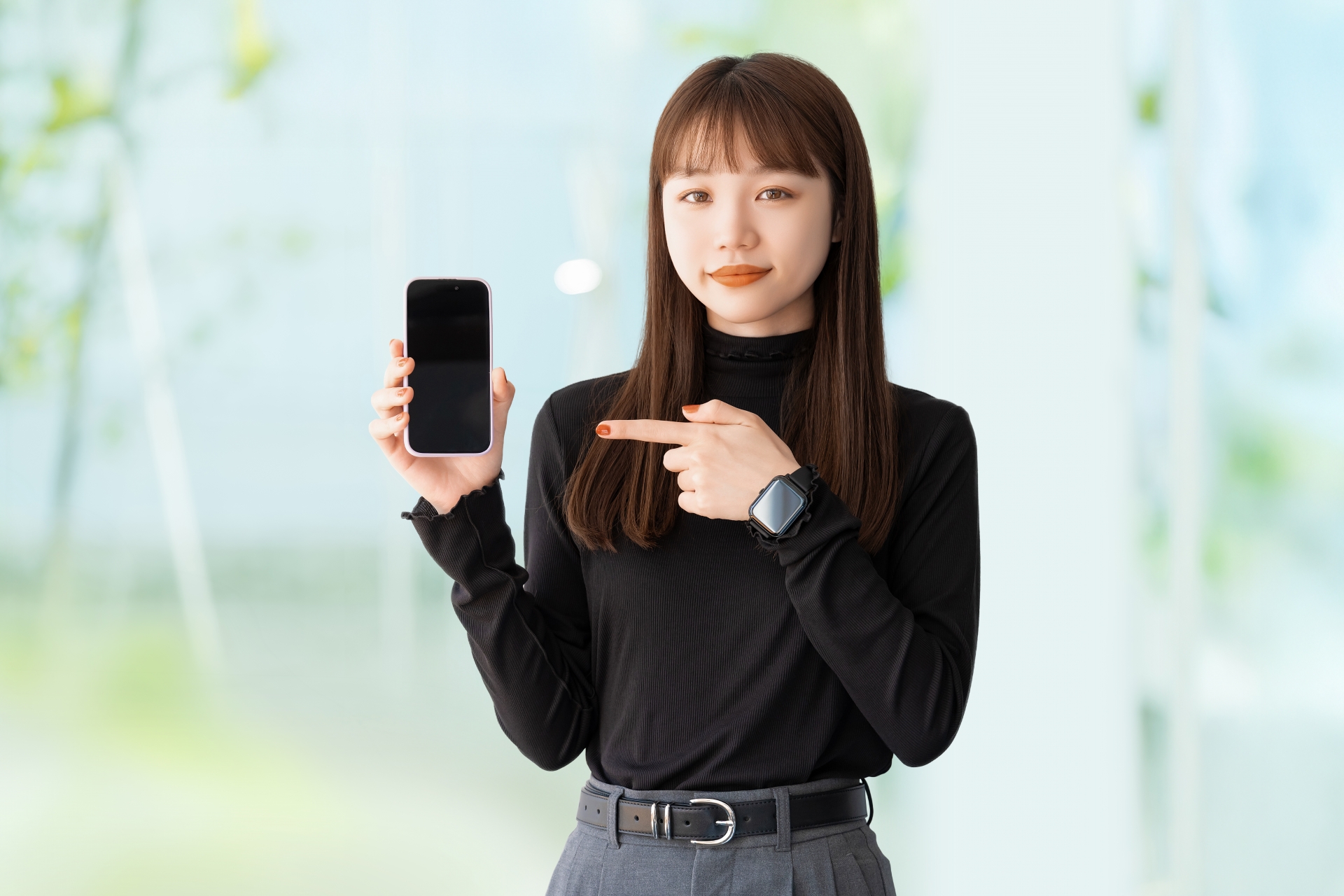 スマホを指す女性