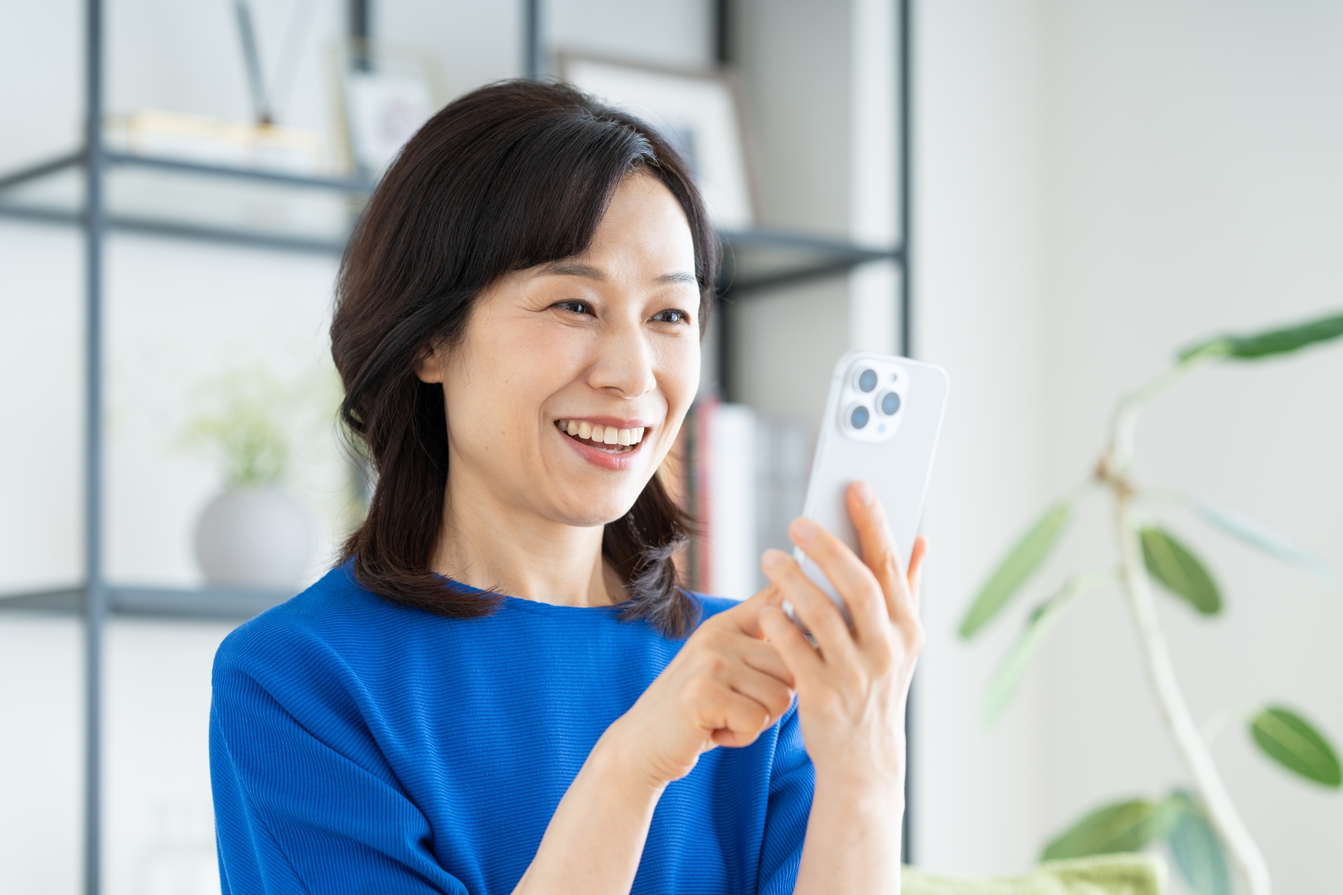 スマホを触る女性