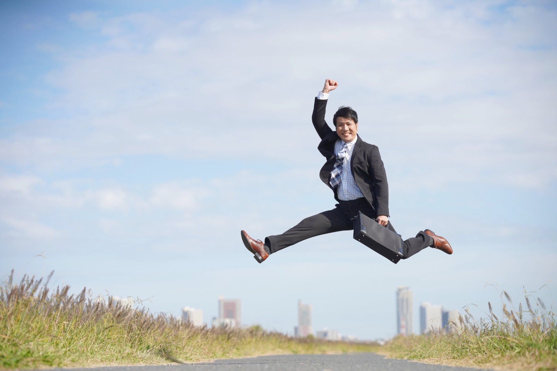 飛び跳ねる会社員