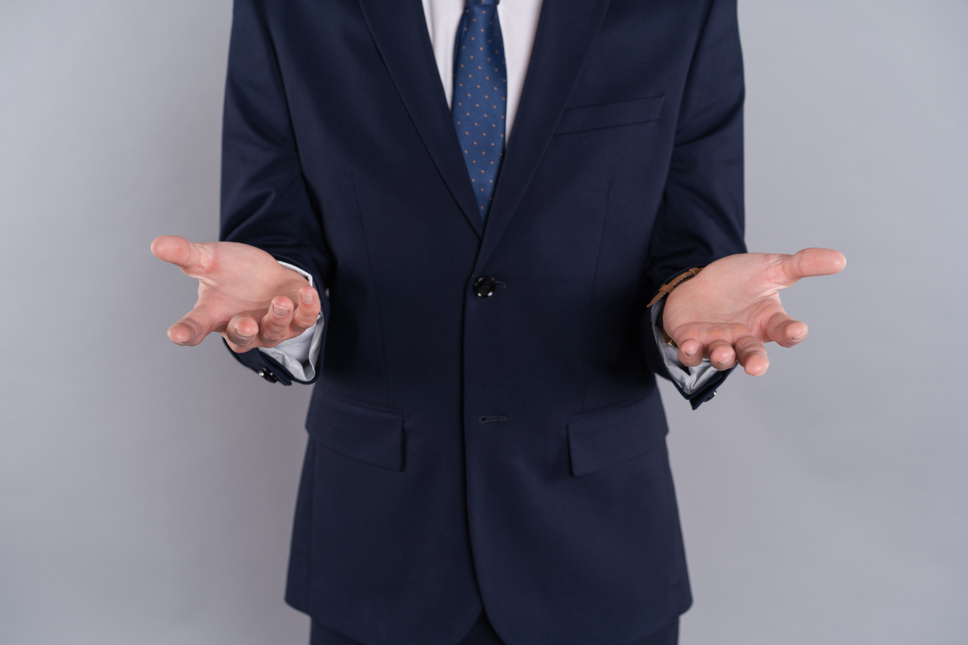両手を広げるサラリーマンの手