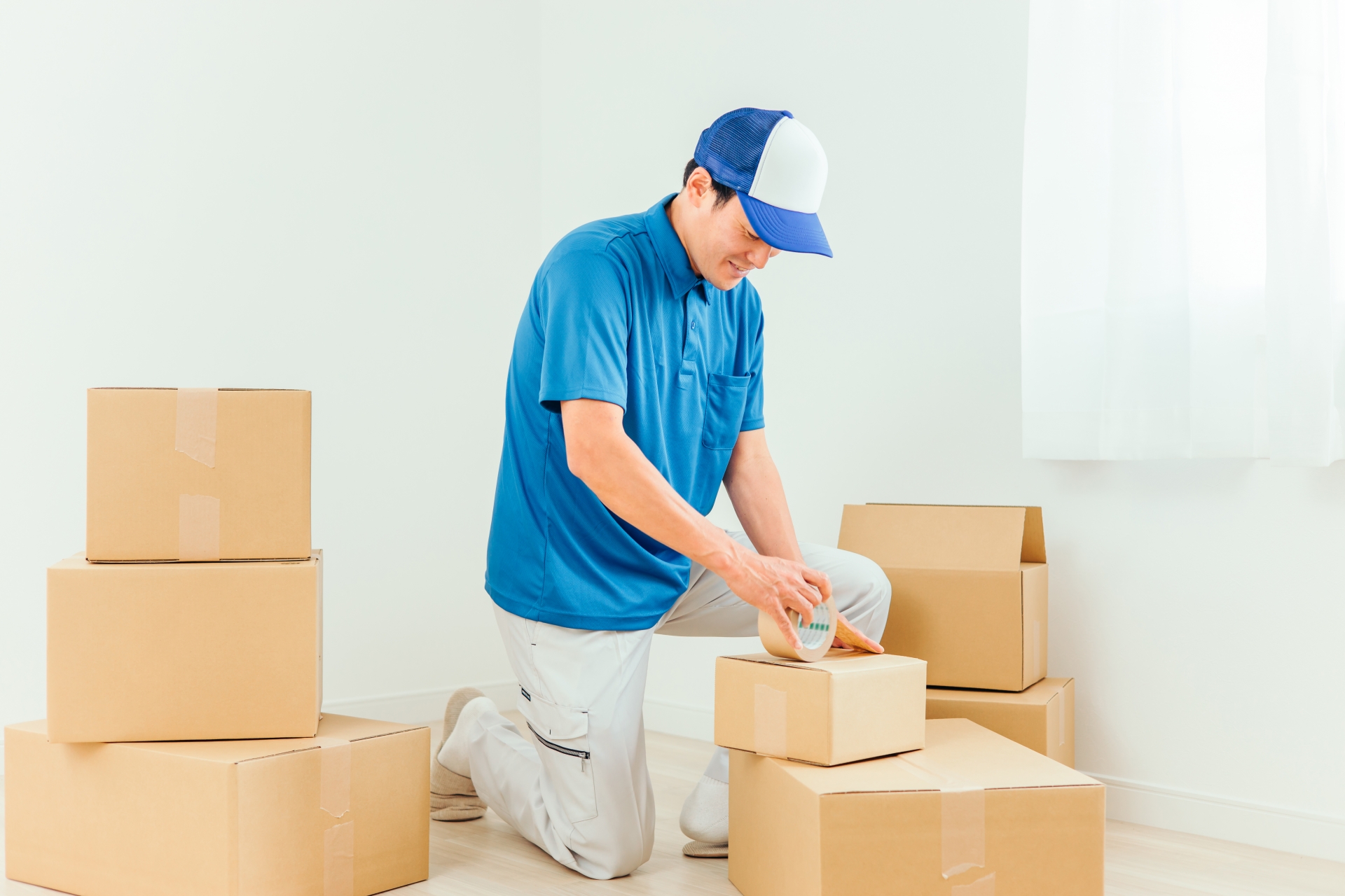 引越し作業をする男性（笑顔）