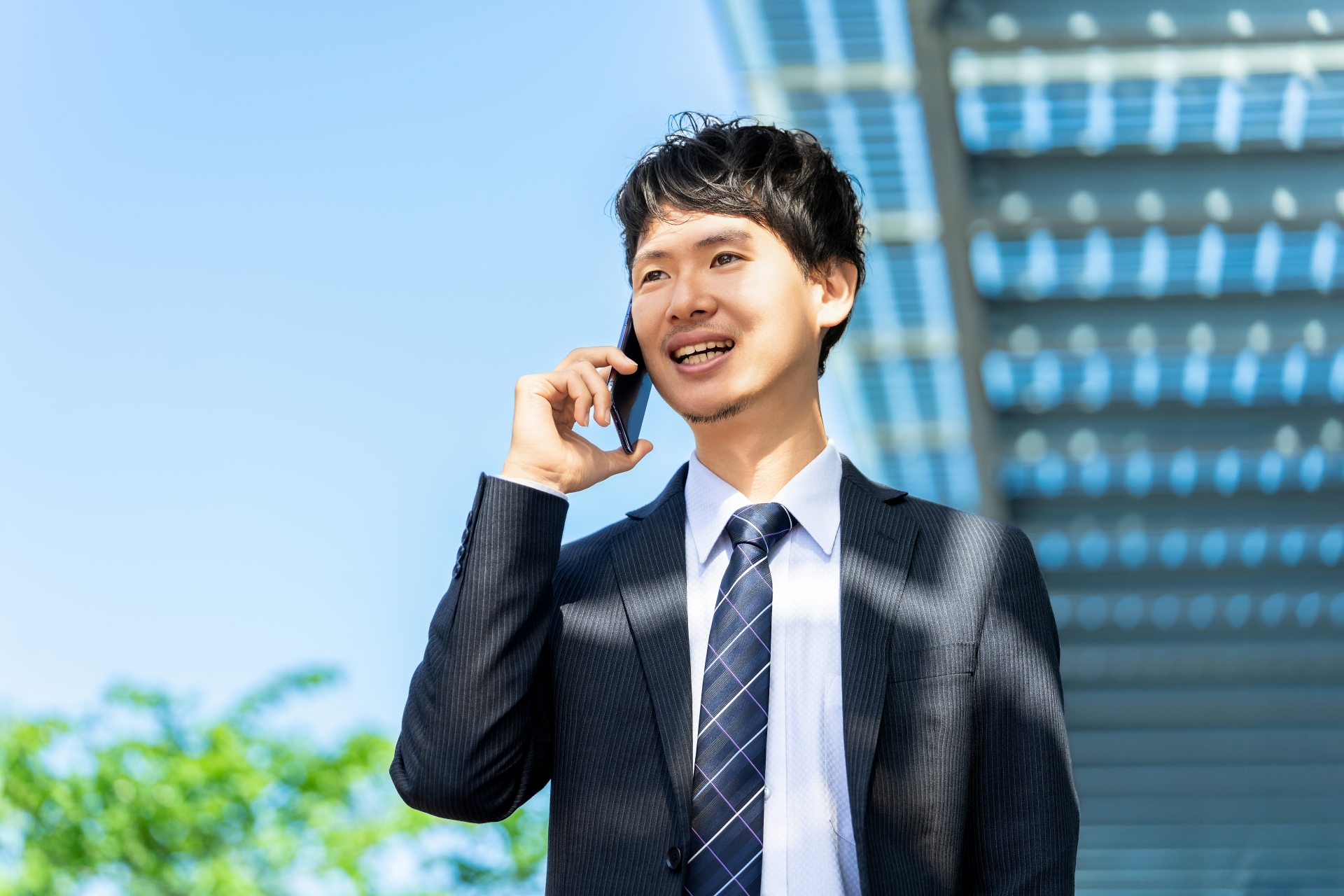 スマホで通話をする男性ビジネスマン