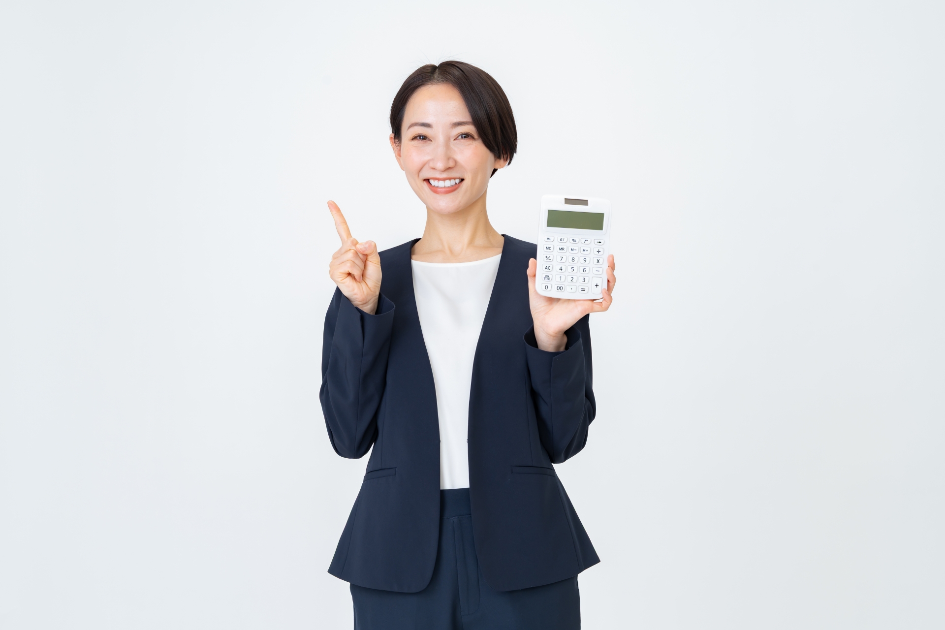 電卓を持つ女性