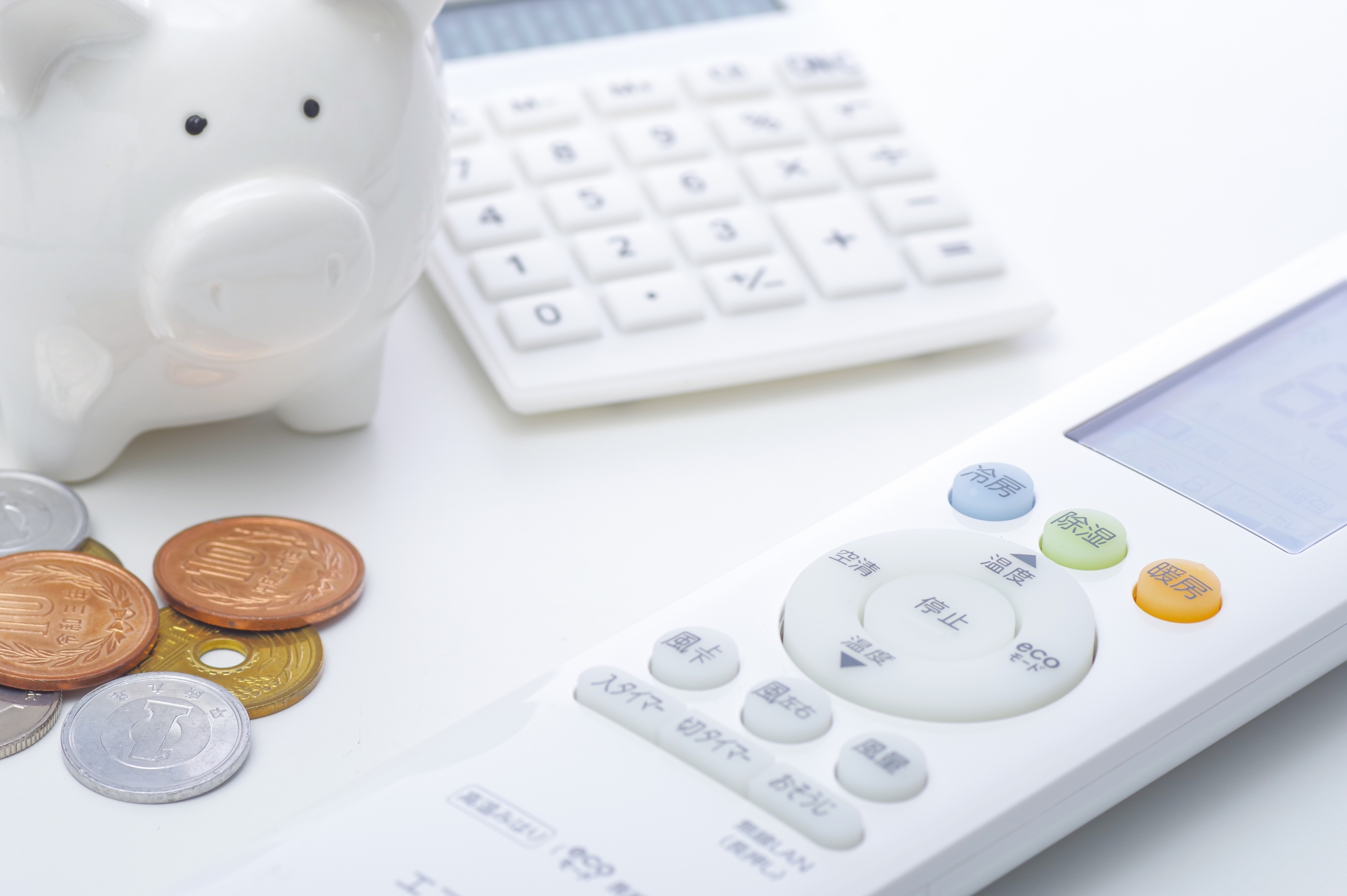 エアコンのリモコンと節約のイメージ