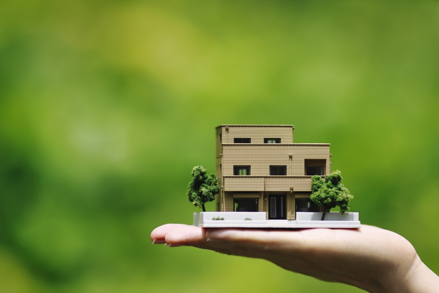 住宅模型を持つ人
