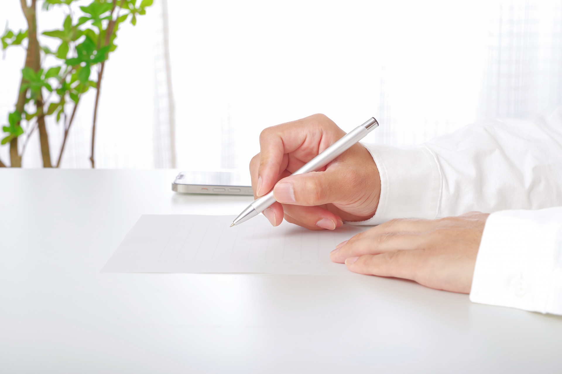 手紙を書いている