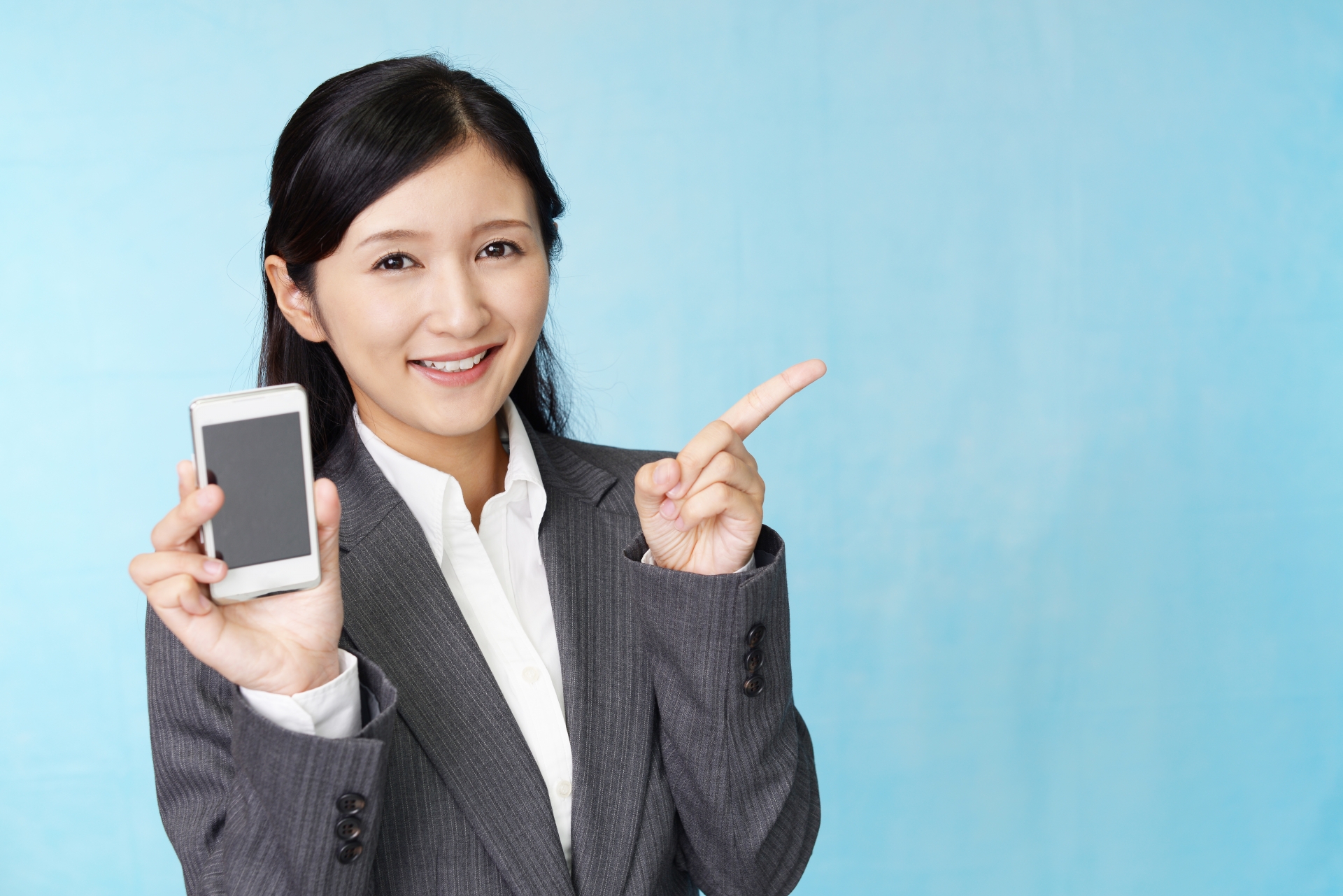 スマホを持っている女性