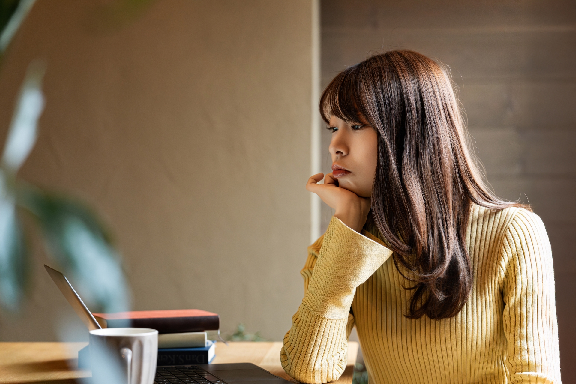 考えごとをする女性