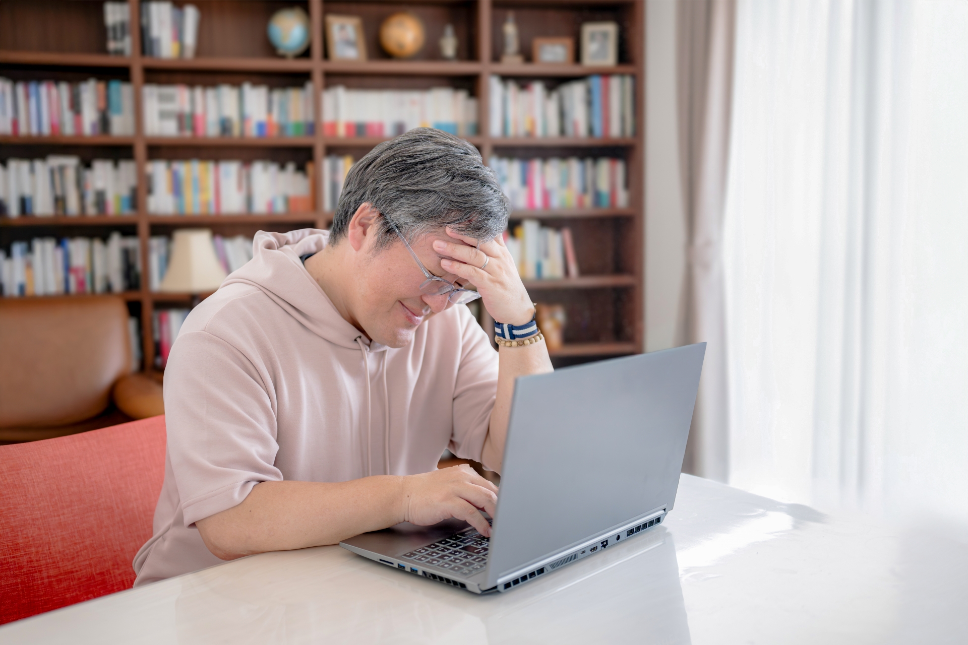 パソコンを見て頭を抱える男性