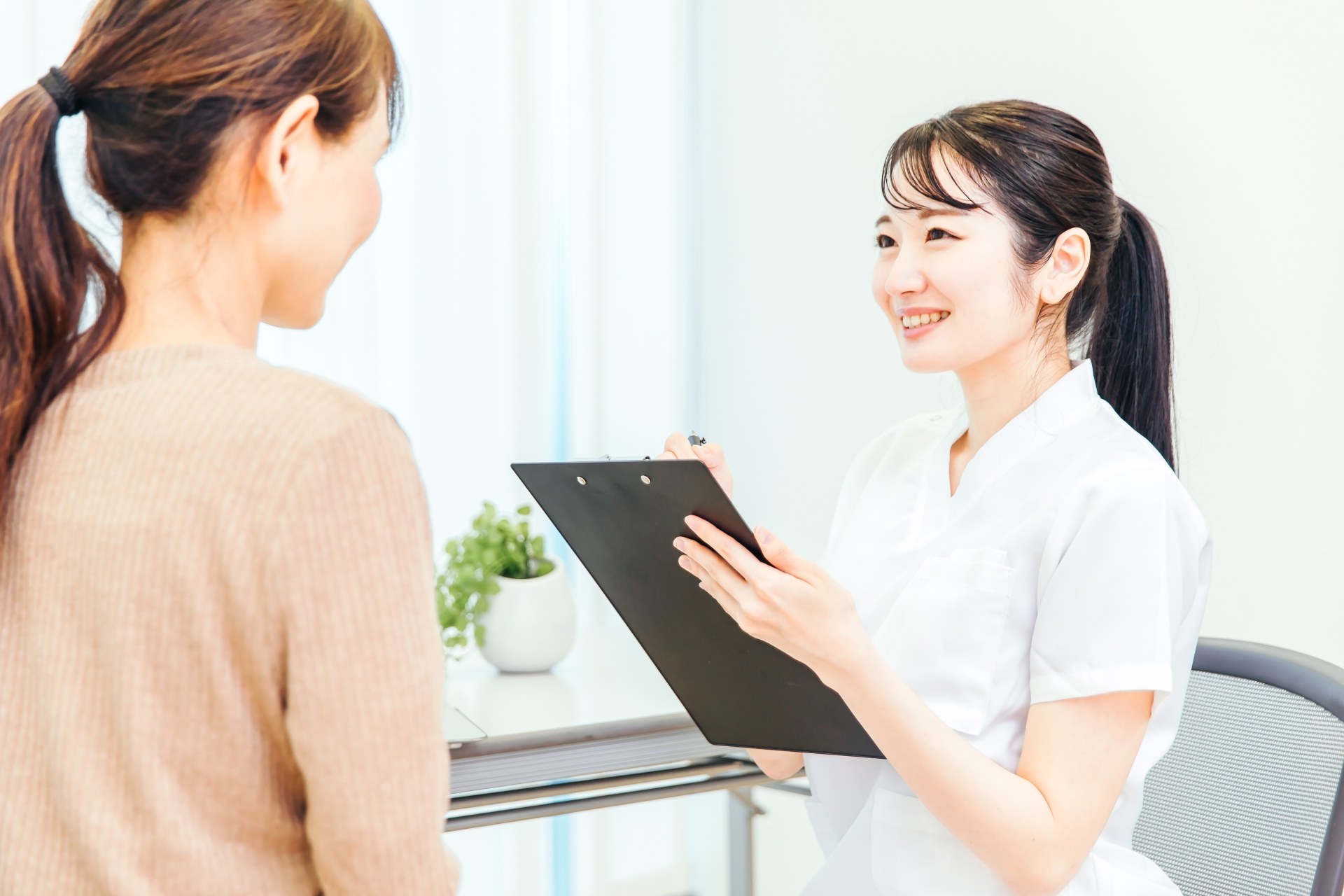 傷ついた心にバンドエイドを貼る　青空の背景