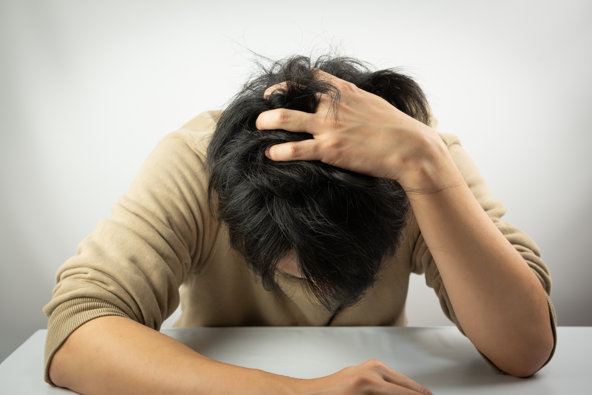 頭を抱える男性