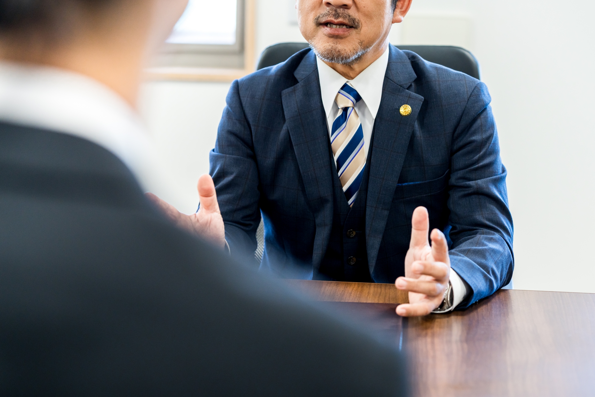 相談を受ける弁護士